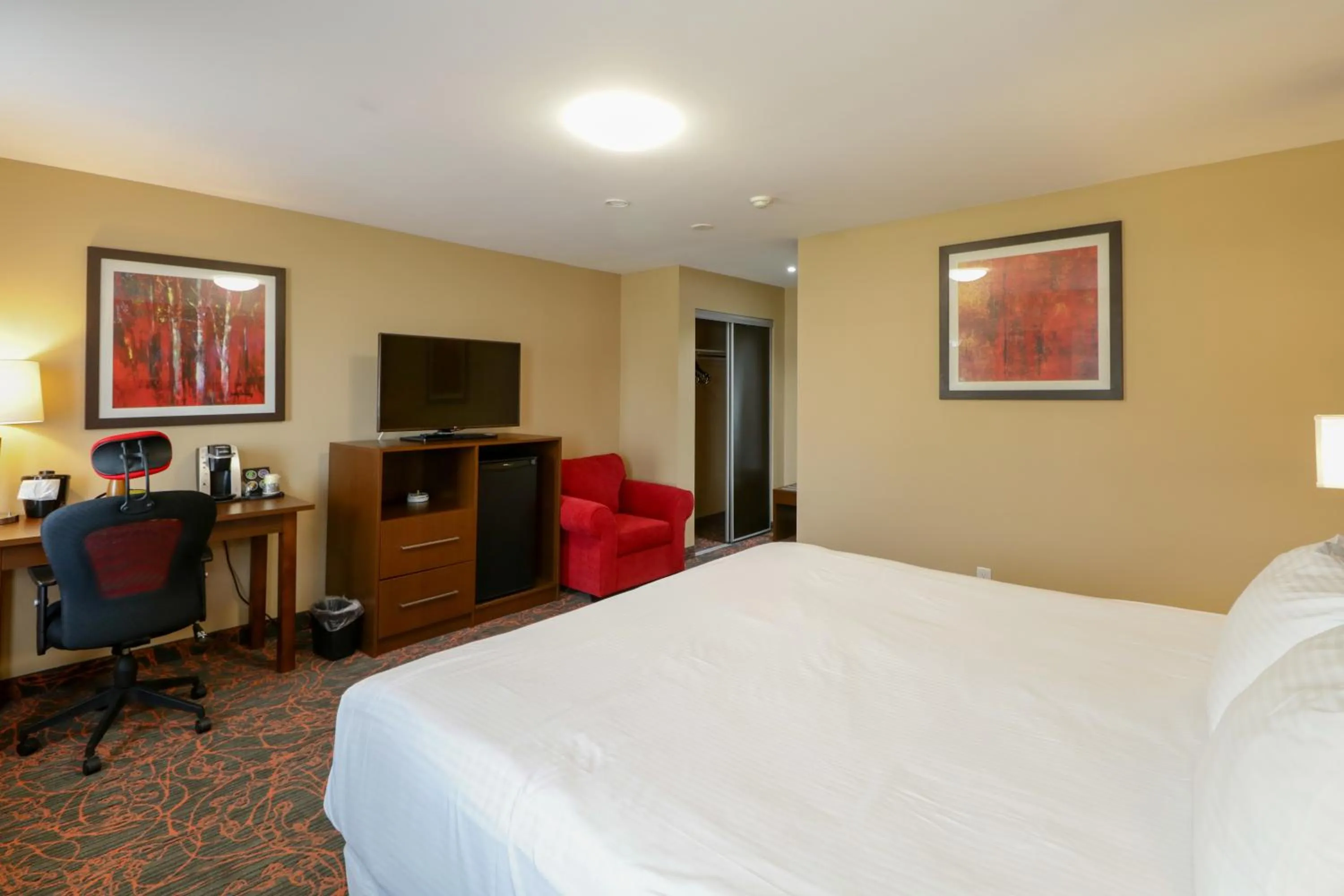 Photo of the whole room, Bed in Ramada by Wyndham Jackson's Point