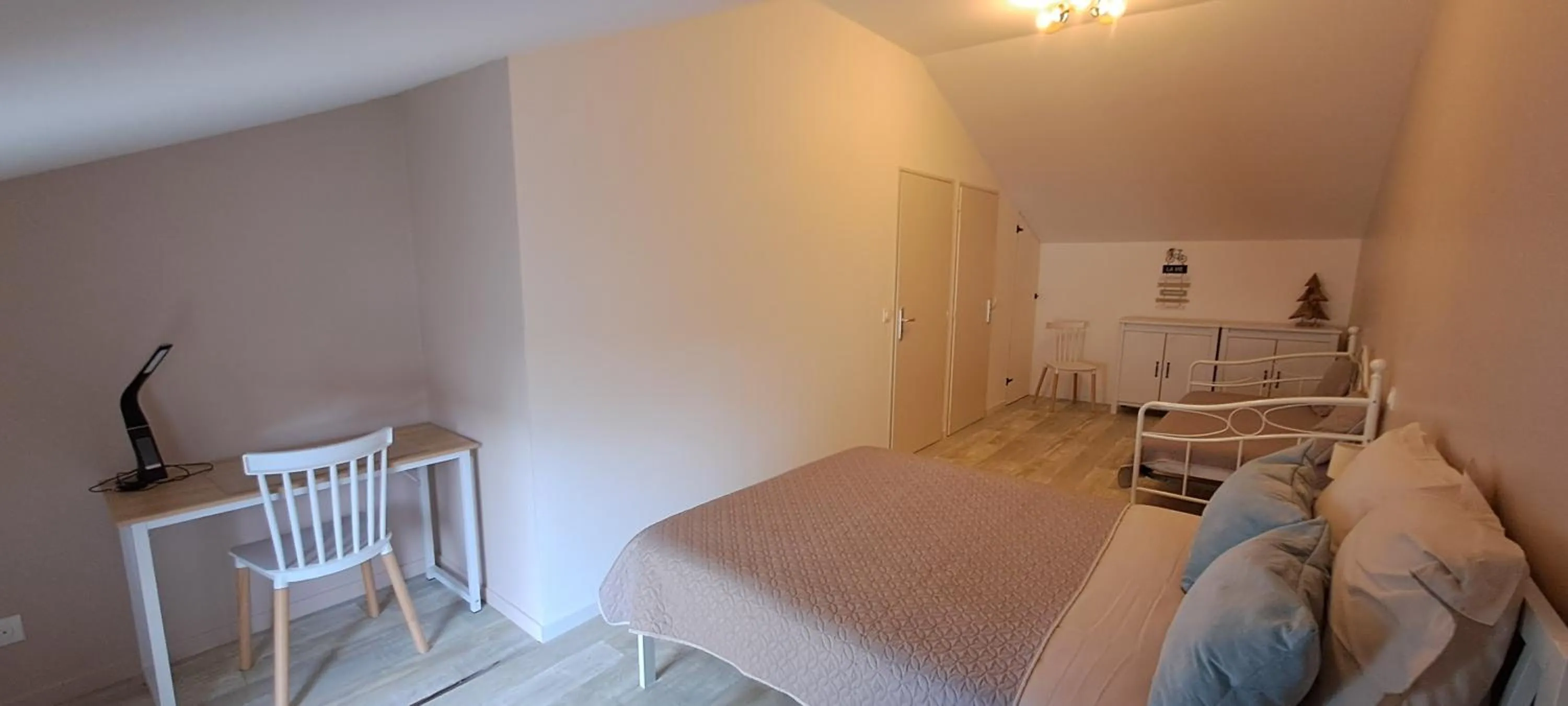 Bed in COUR LA DAME chez Béatris et Christophe Janson