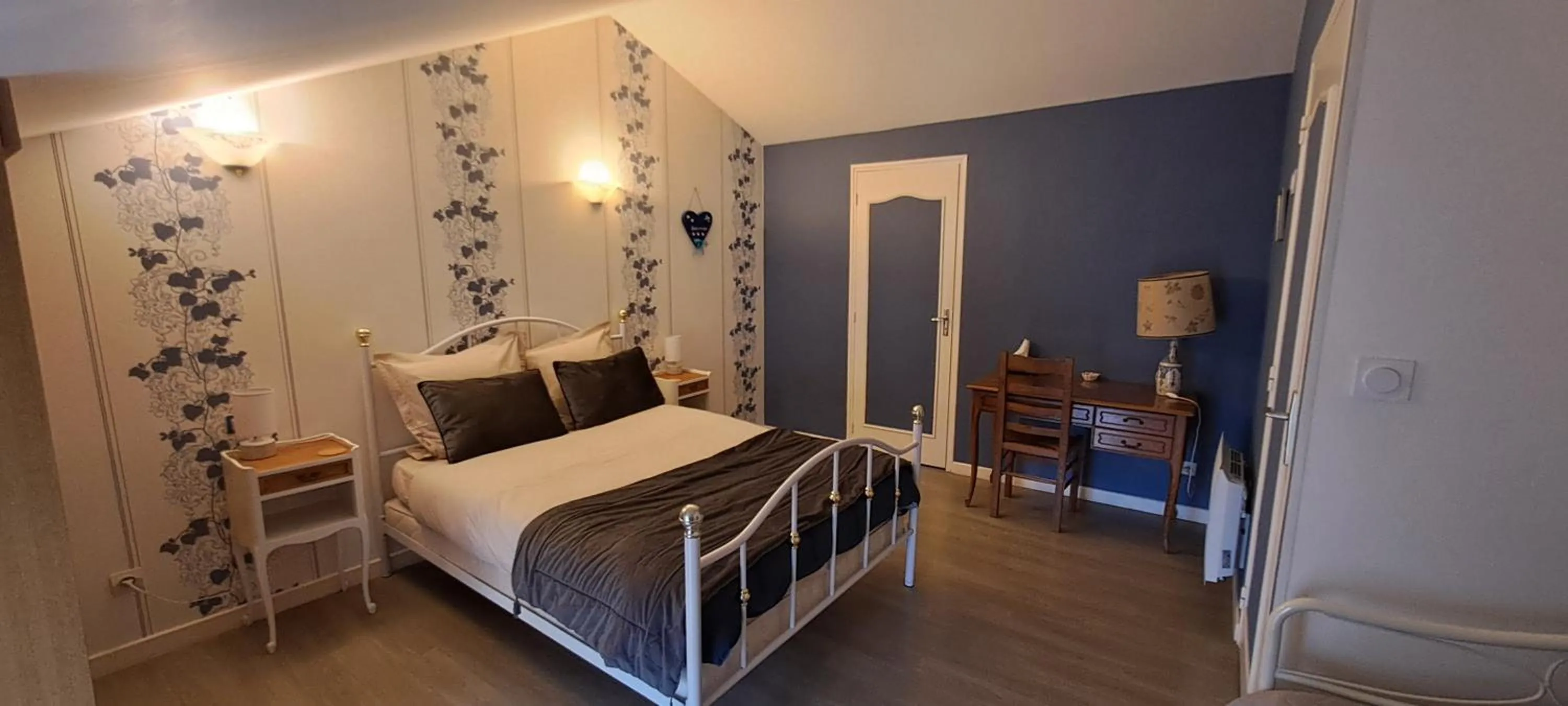 Bed in COUR LA DAME chez Béatris et Christophe Janson