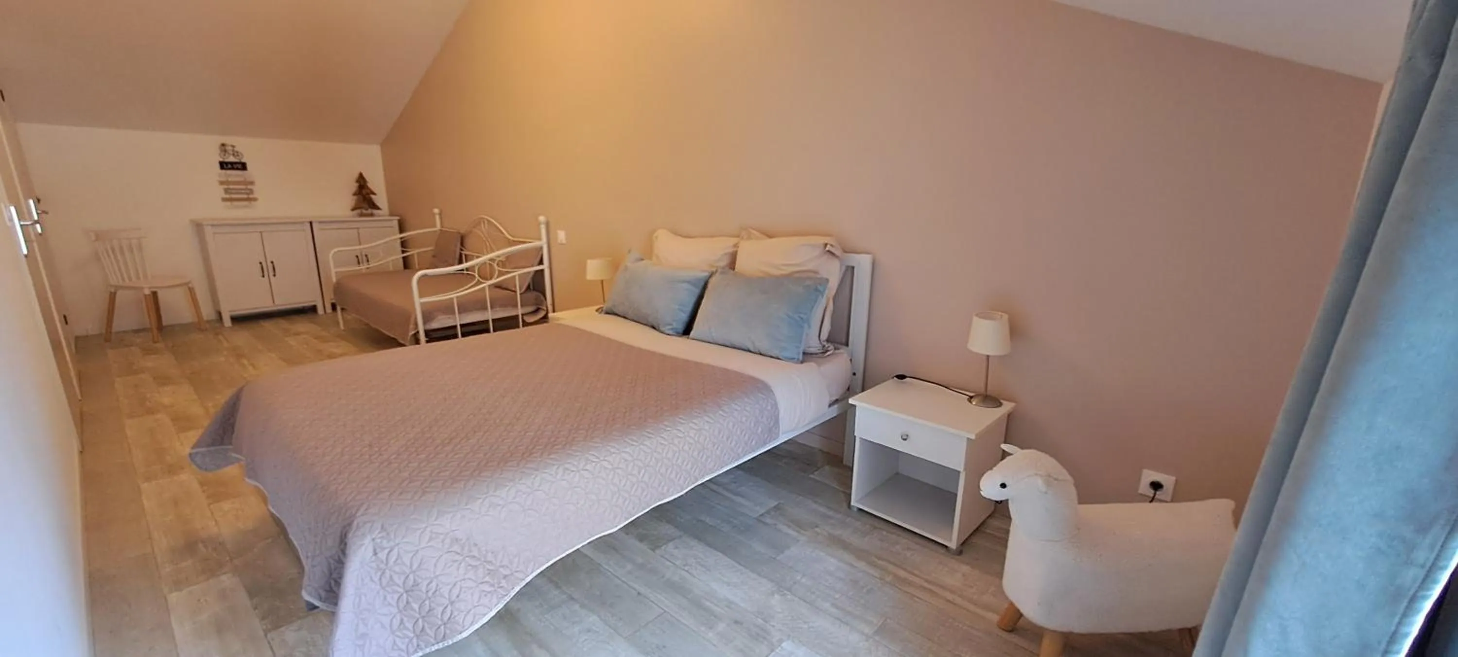 Bed in COUR LA DAME chez Béatris et Christophe Janson