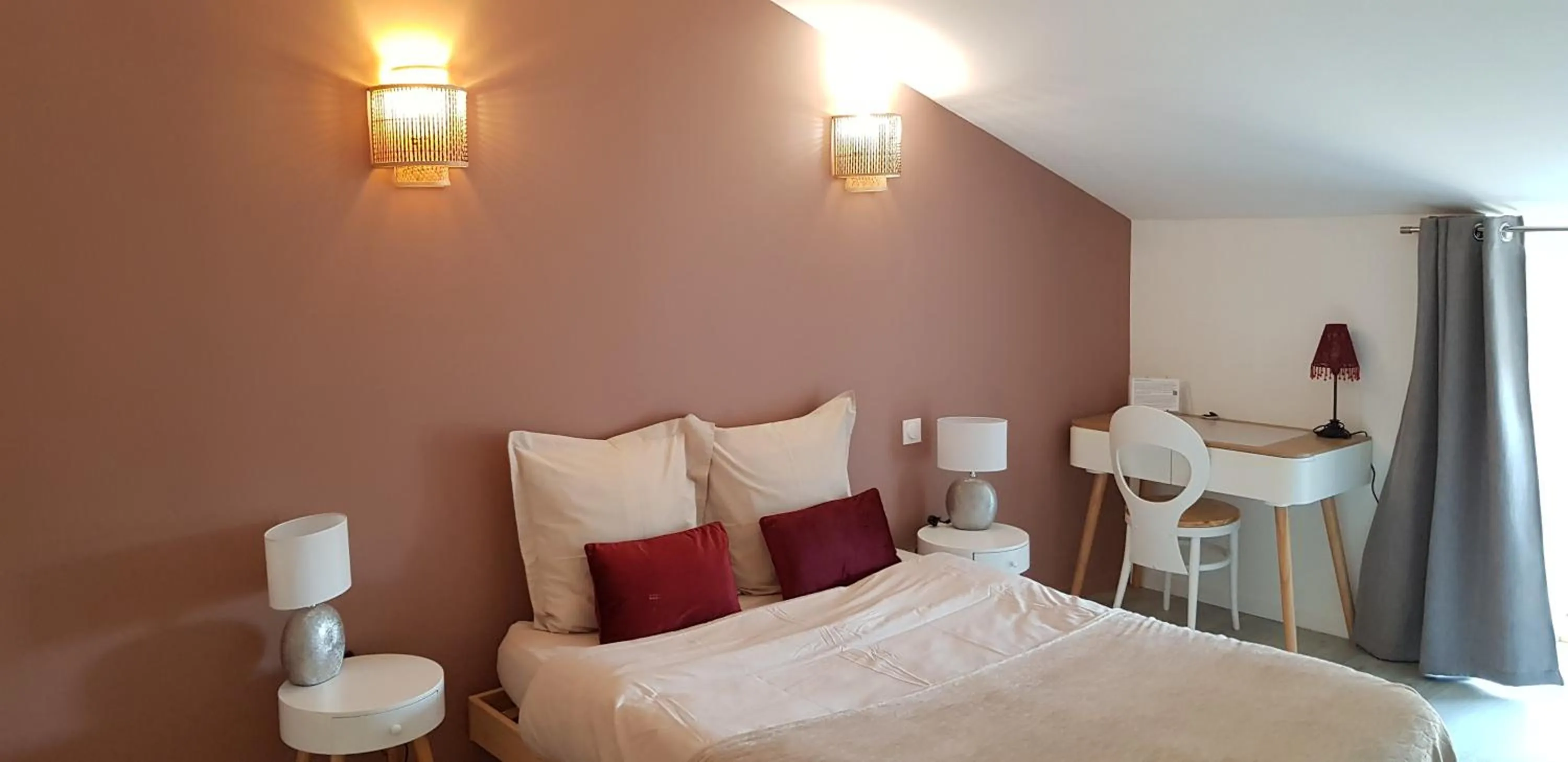 Photo of the whole room, Bed in COUR LA DAME chez Béatris et Christophe Janson