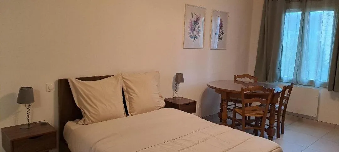 Bed in COUR LA DAME chez Béatris et Christophe Janson