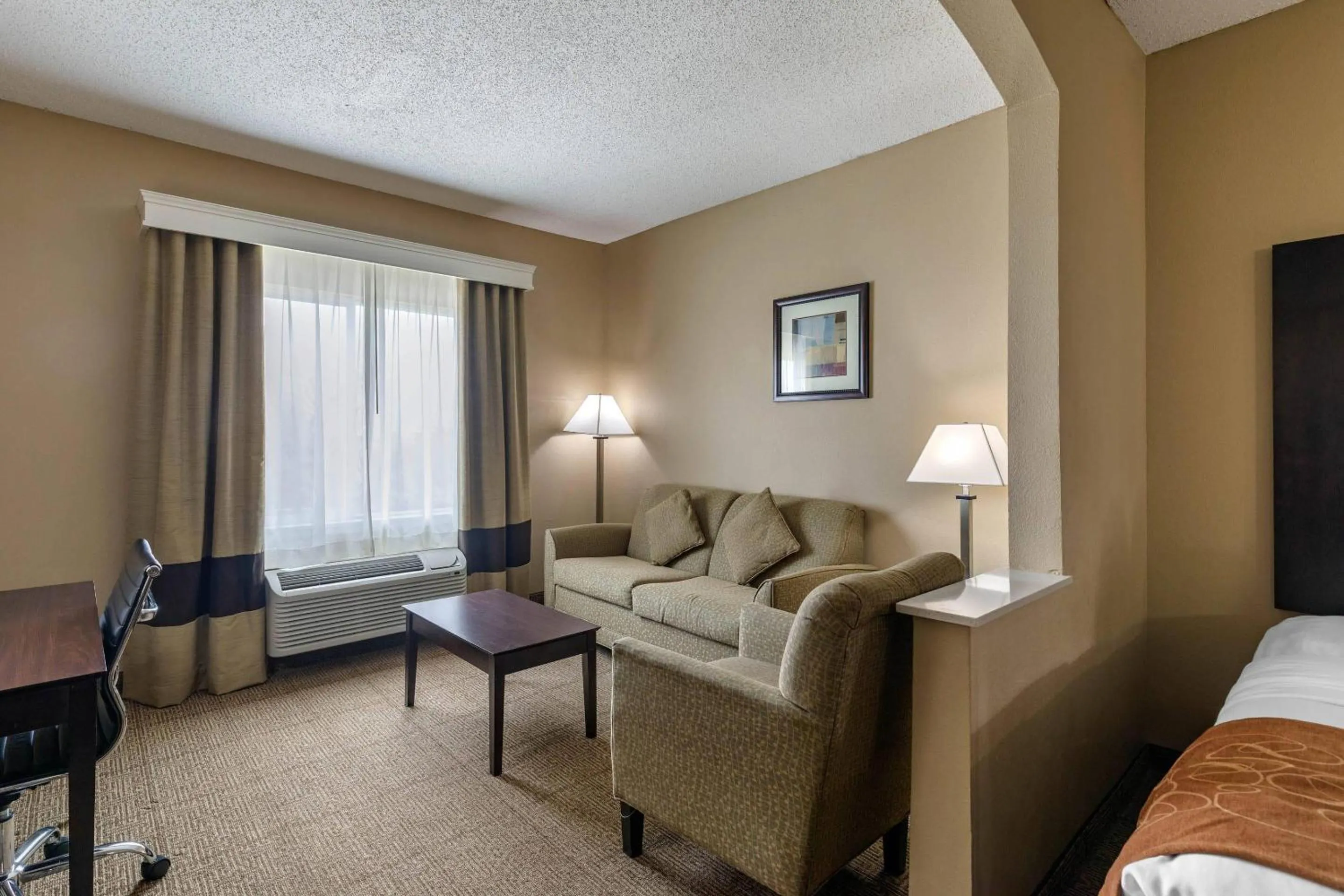 Bedroom, Bed in Comfort Suites The Colony - Plano West