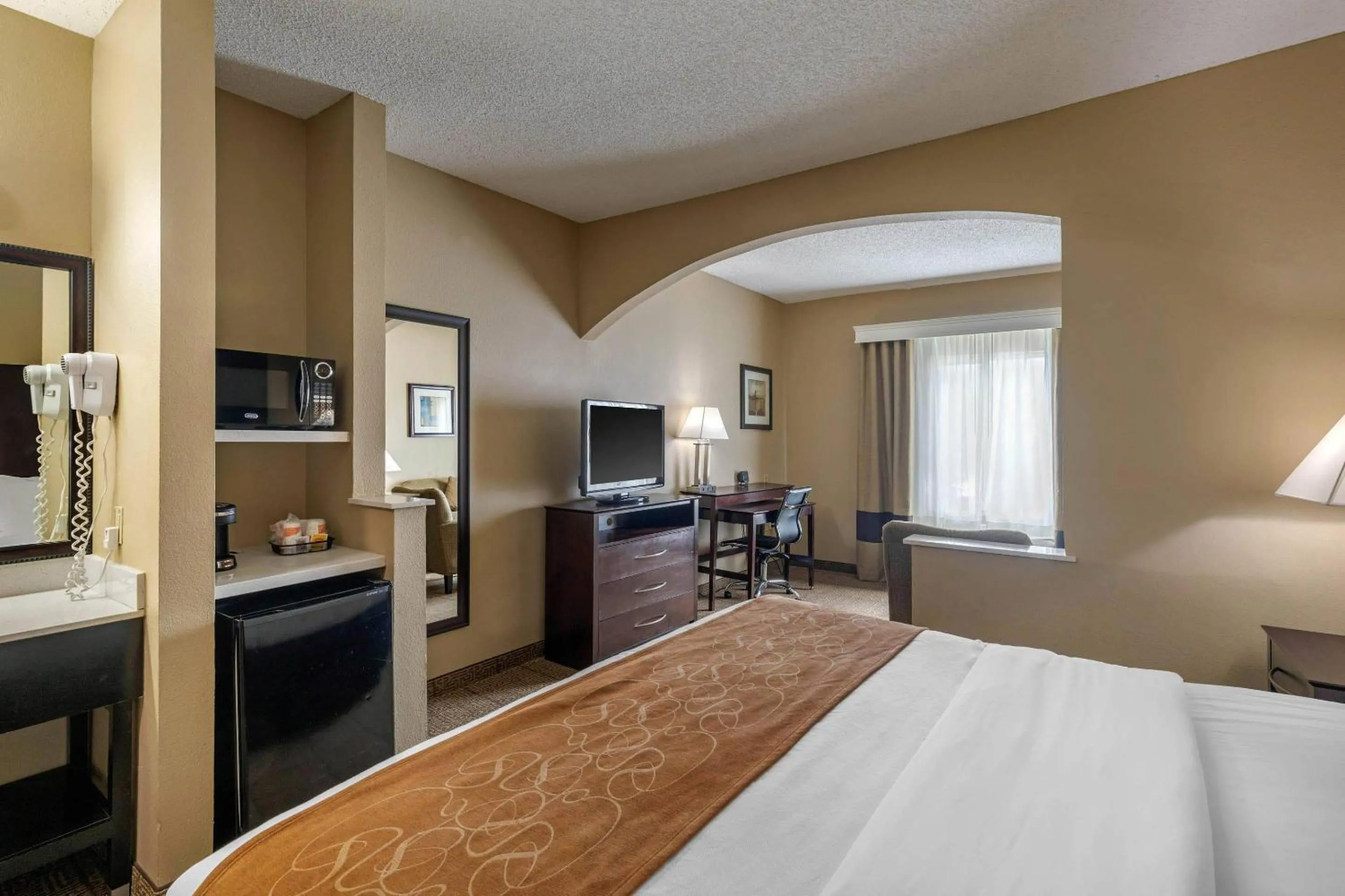 Bedroom, Bed in Comfort Suites The Colony - Plano West