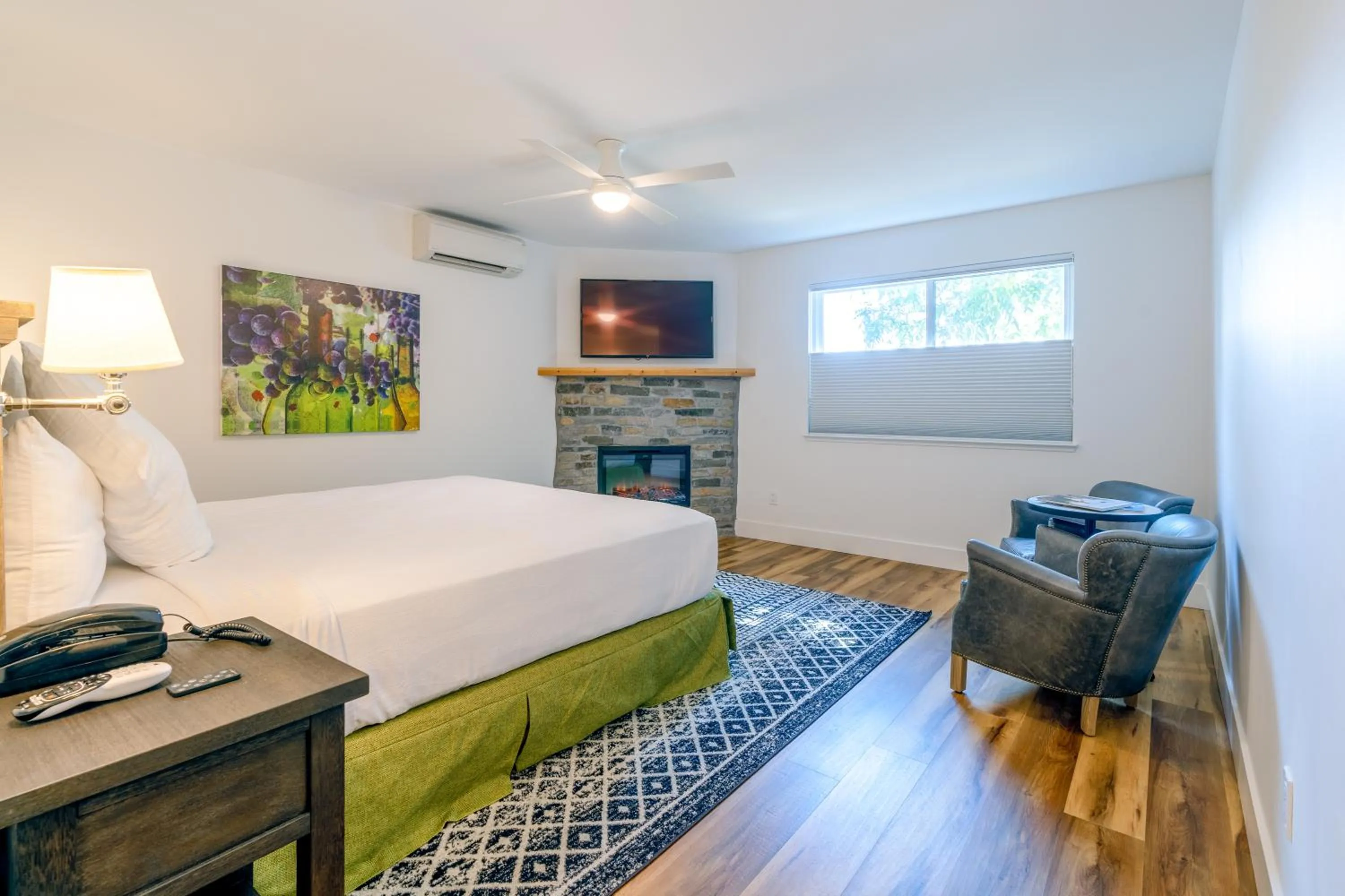 View (from property/room), Bed in The Inn on Pine