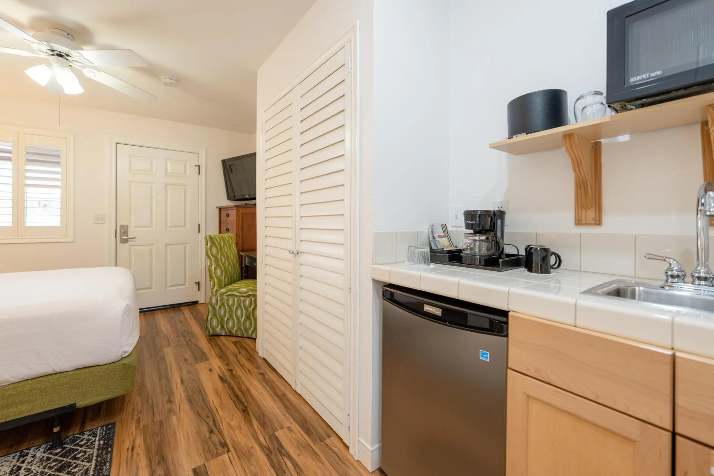 Kitchen or kitchenette, Bed in The Inn on Pine