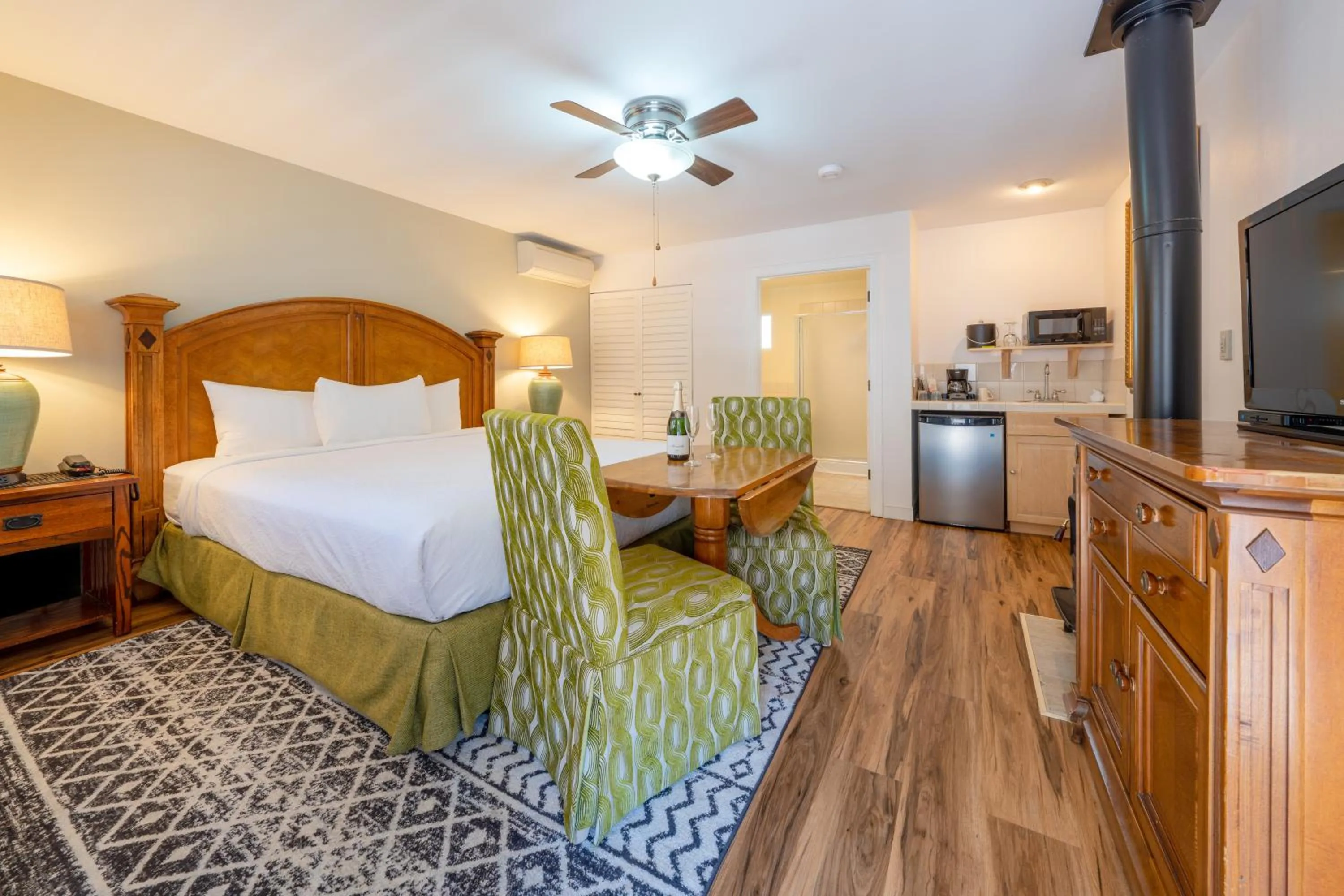 Bedroom, Bed in The Inn on Pine