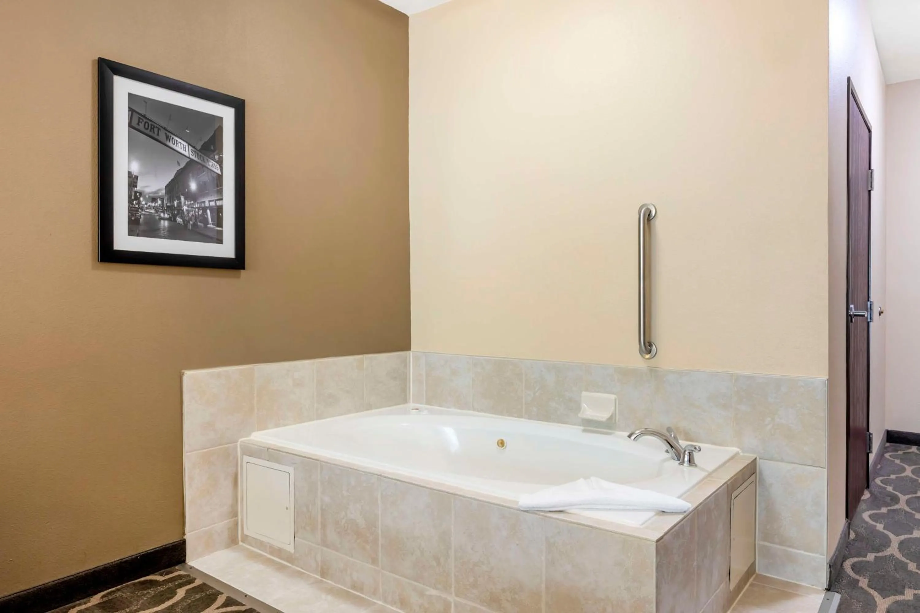 Bedroom in Best Western Plus Burleson Inn & Suites