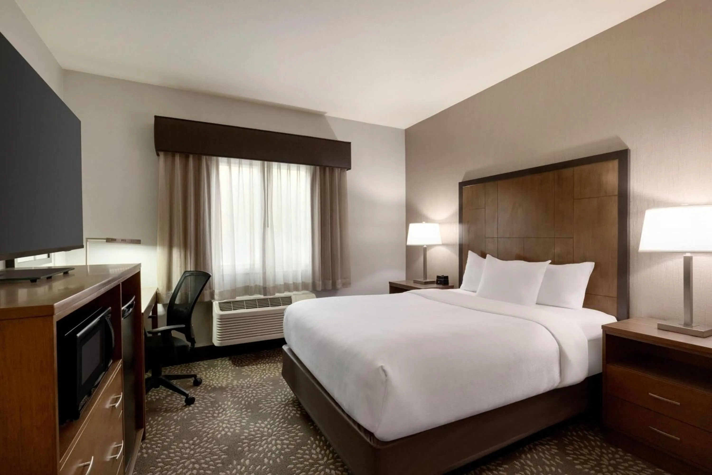 Photo of the whole room, Bed in La Quinta by Wyndham Fairbanks Airport