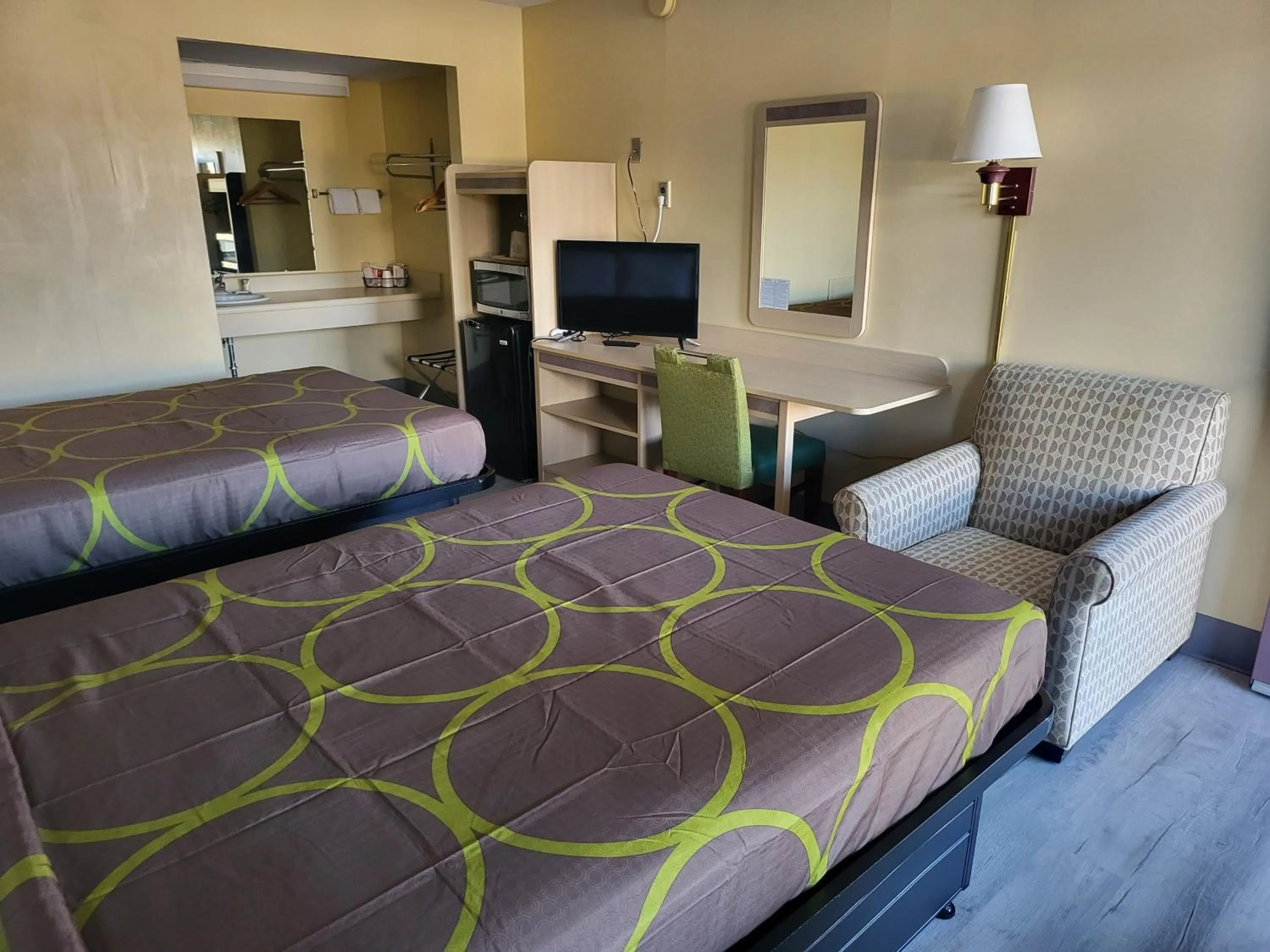 Bed in Budget Host Inn Bristol