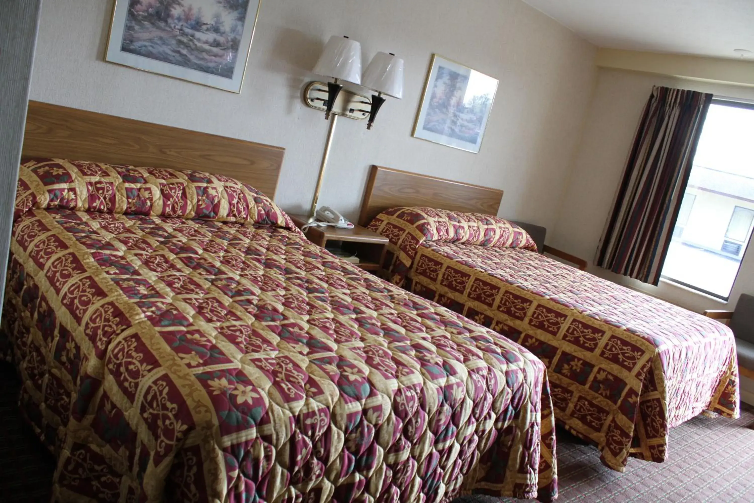 Double Room with Two Double Beds in Budget Host Inn Bristol Double Room with Two Double Beds in Budget Host Inn Bristol