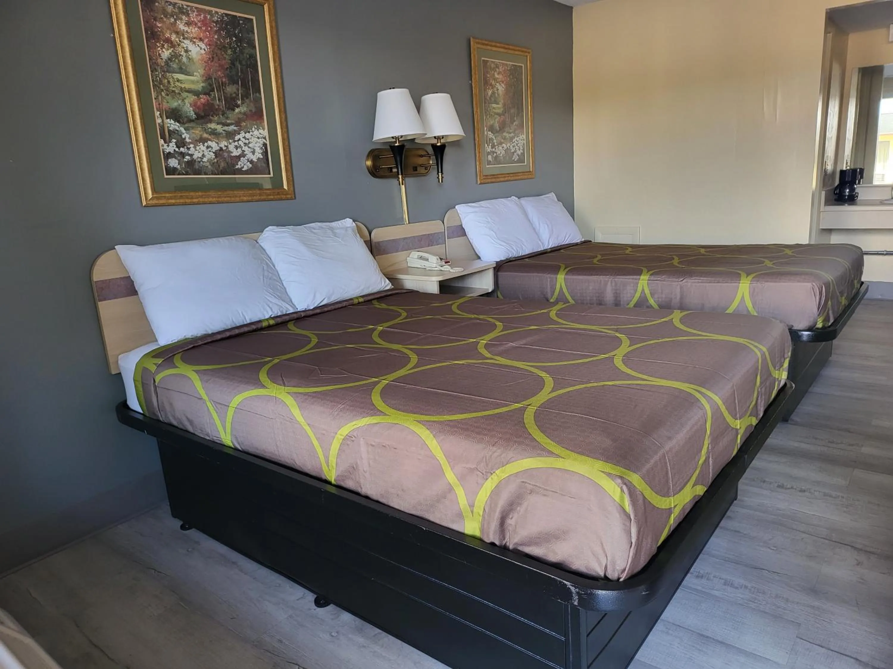 Bed in Budget Host Inn Bristol