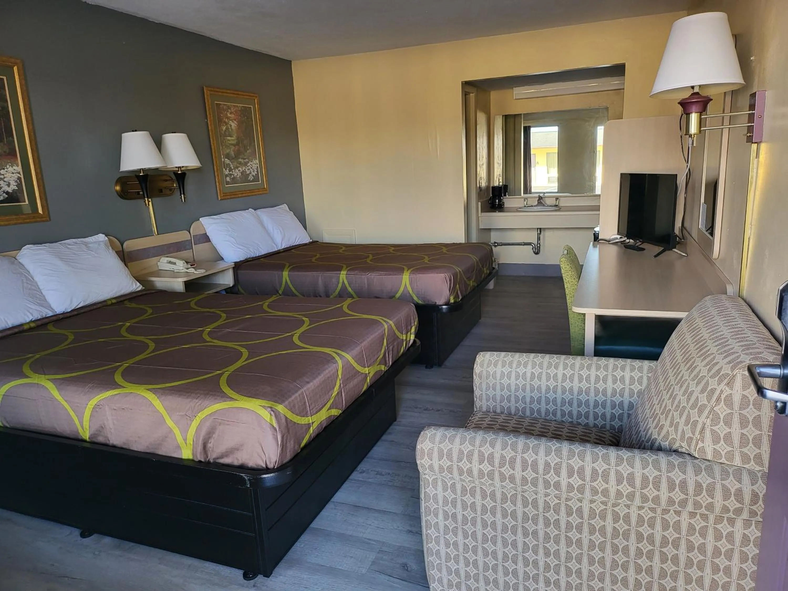 Bed in Budget Host Inn Bristol