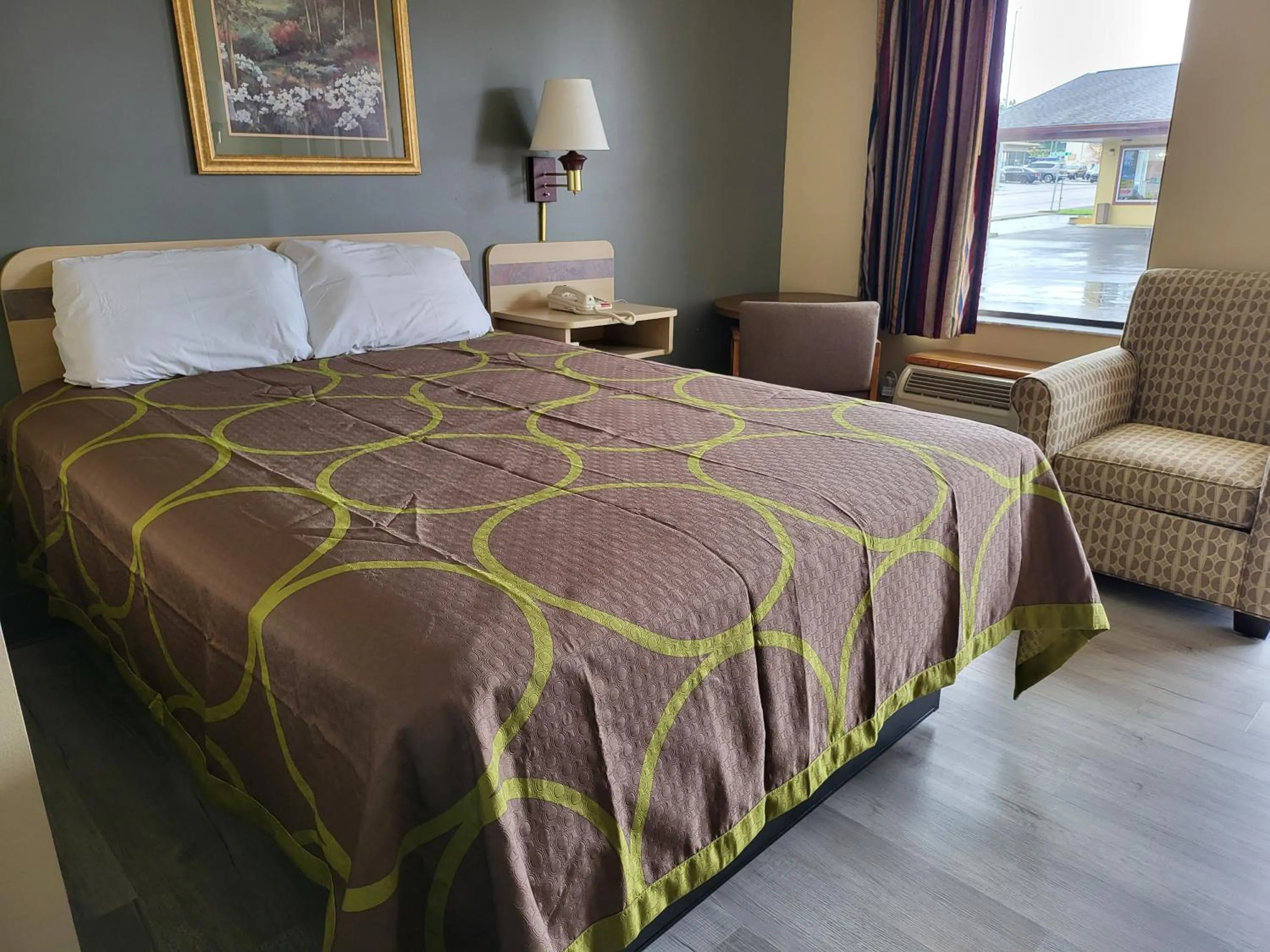 Bed in Budget Host Inn Bristol