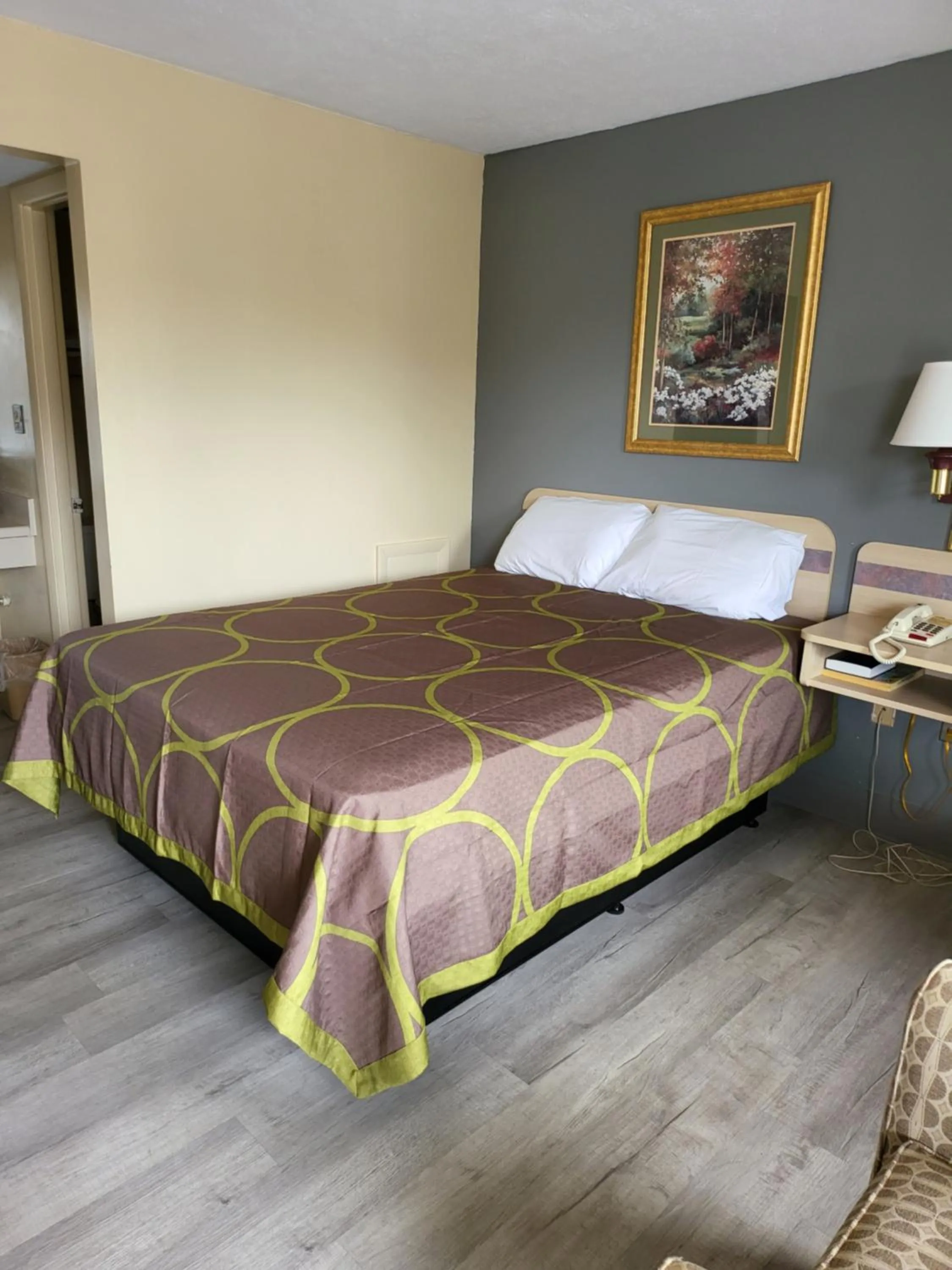 Bed in Budget Host Inn Bristol