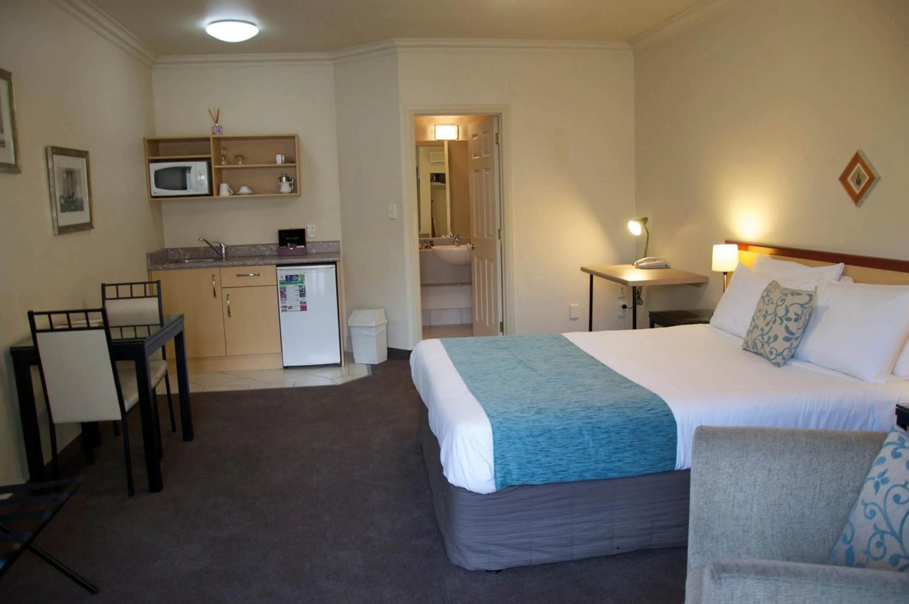 Photo of the whole room, Bed in Tuscany Villas Whakatane