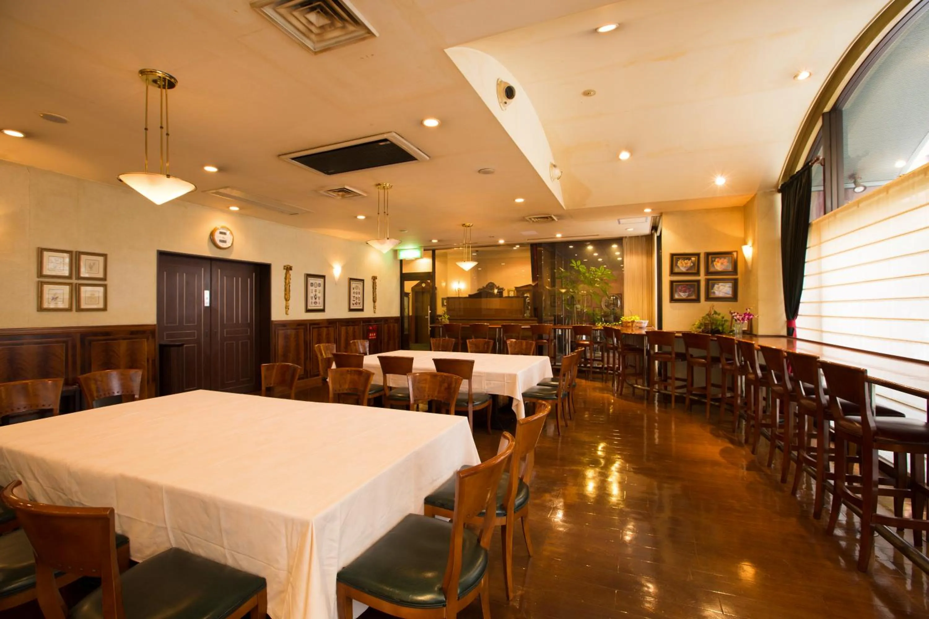 Restaurant/places to eat in Dukes Hotel Nakasu