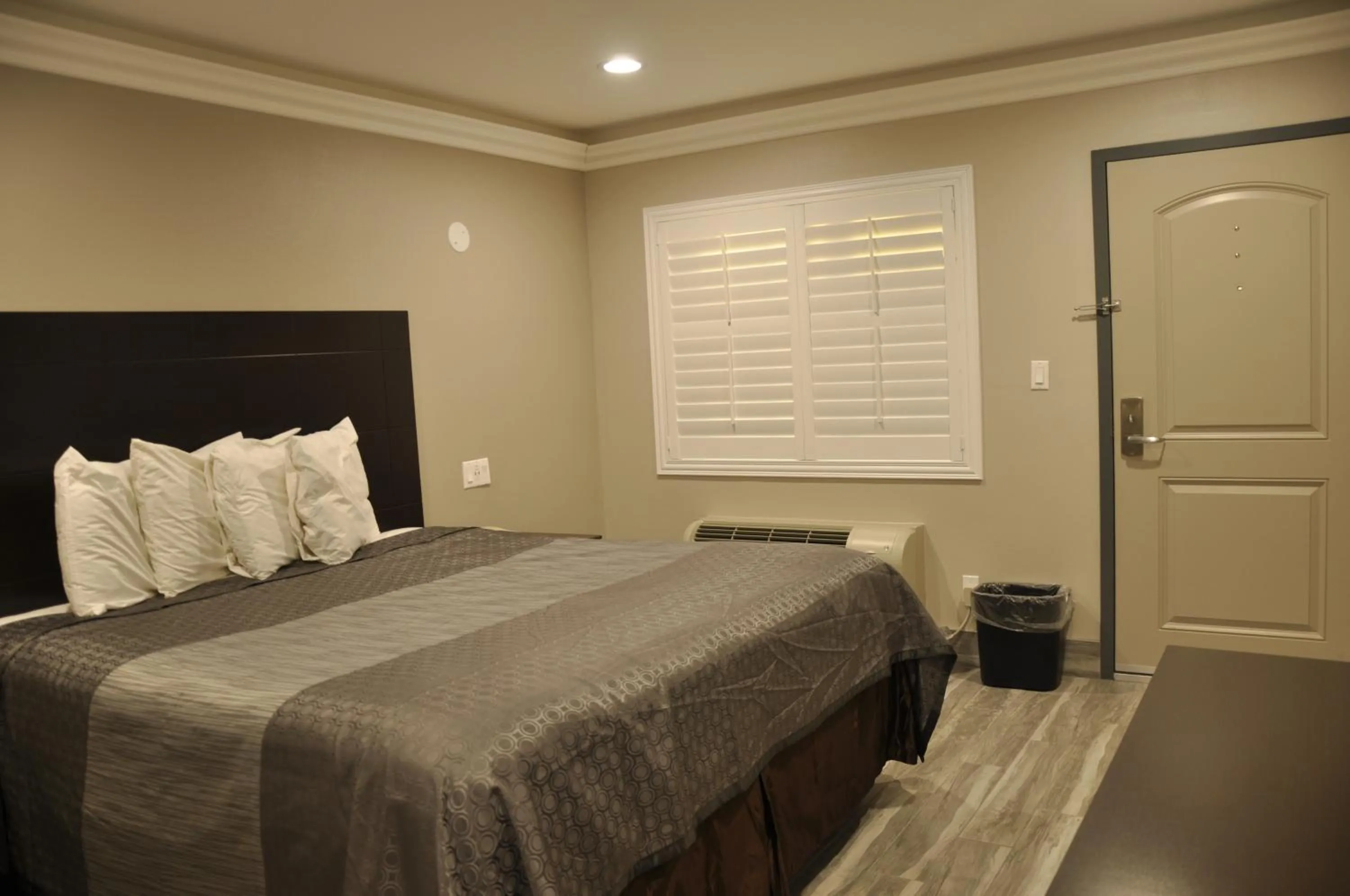 Bed in Sun Light Motel