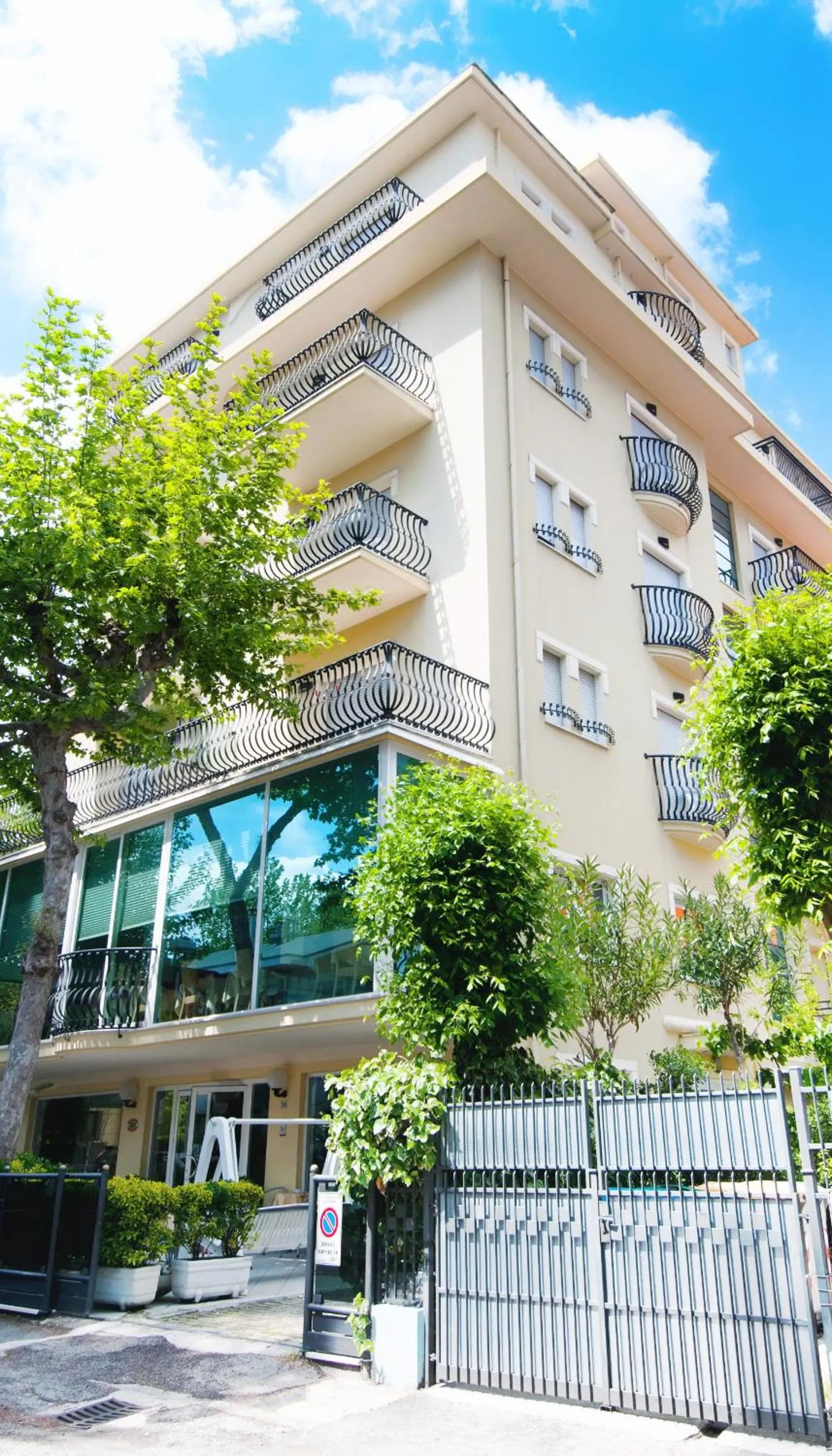 Property building in Hotel Aria di Mare Bed & Breakfast & Beach in centro a Riccione