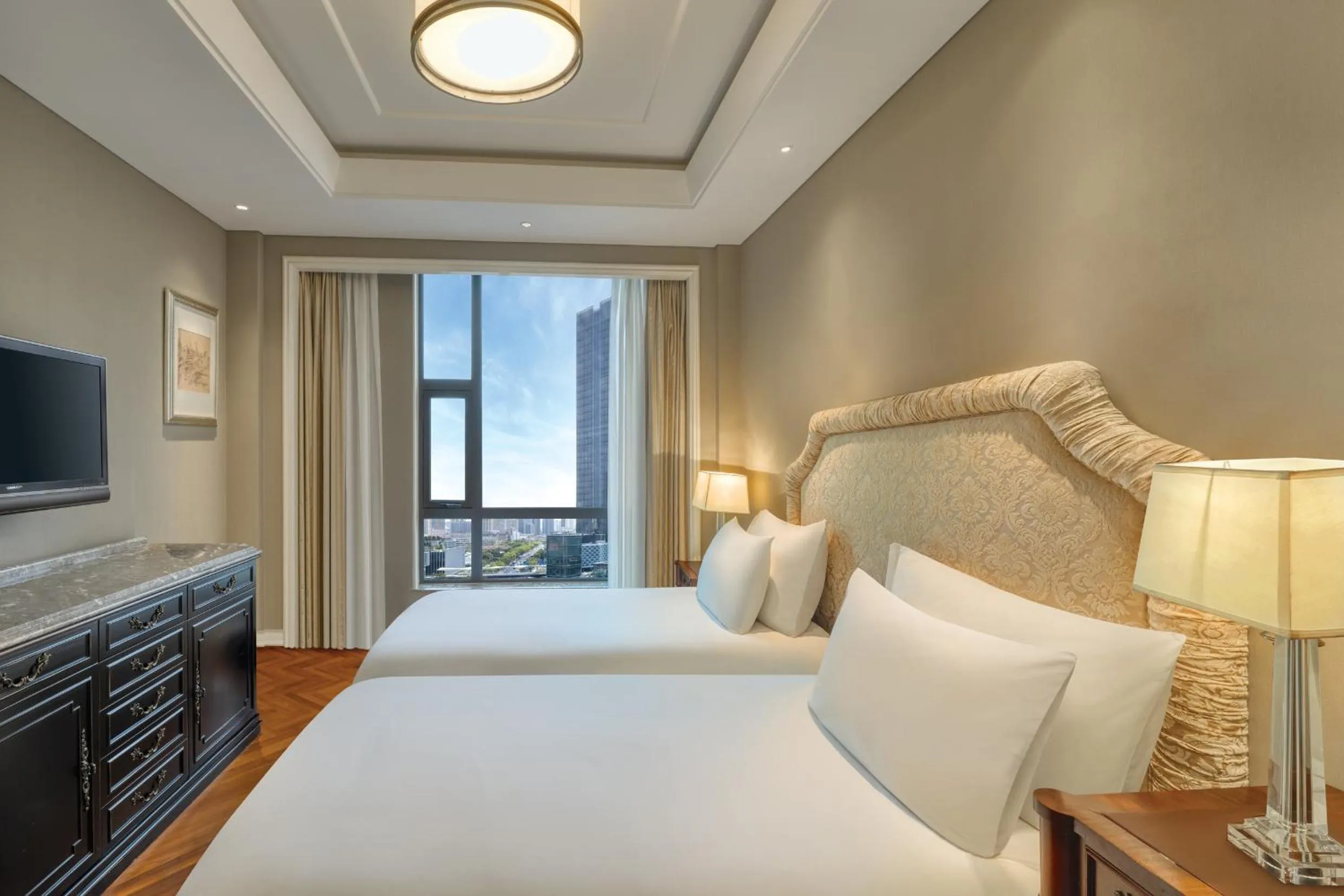 Bed in Sunrise On The Bund