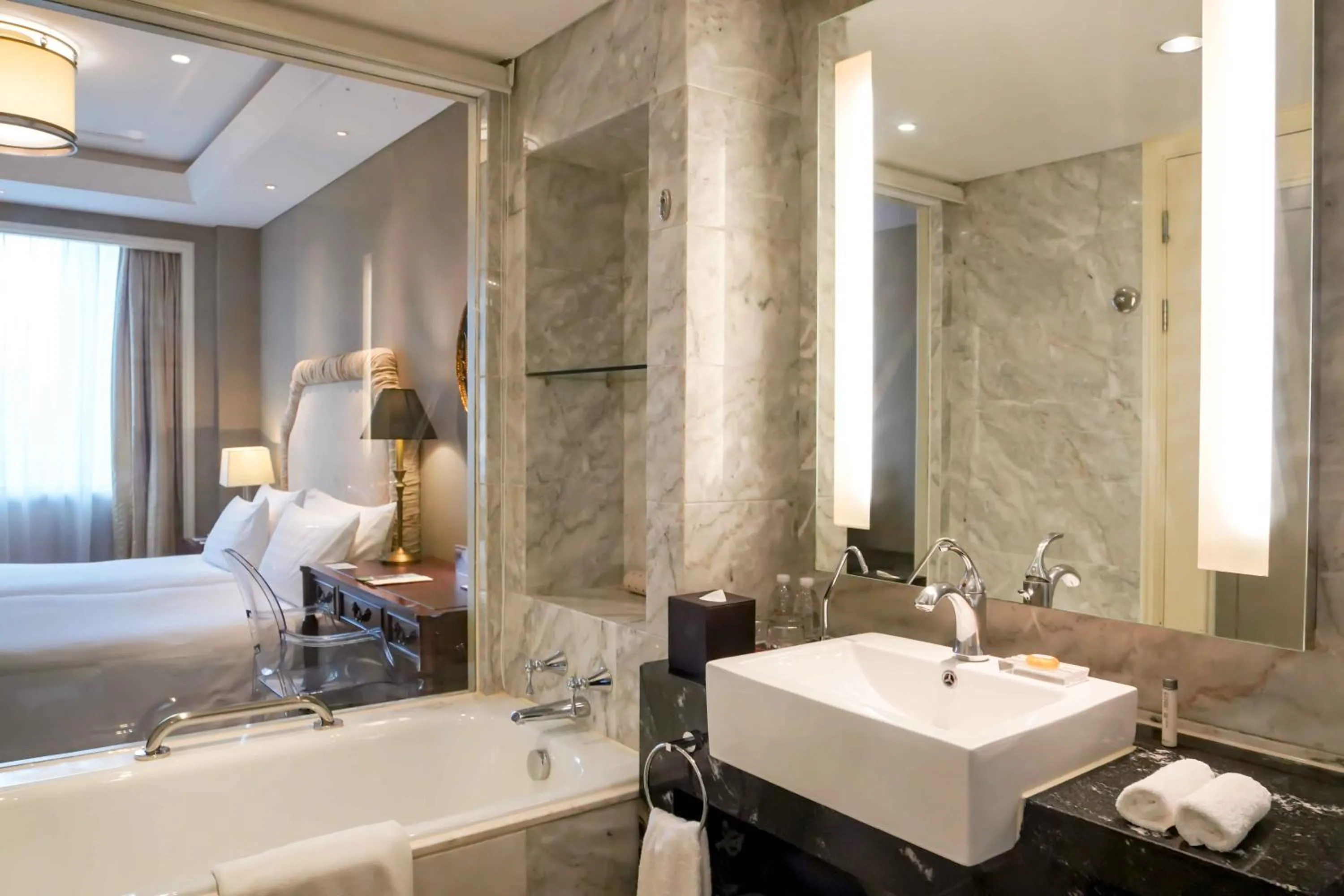 Bed in Sunrise On The Bund