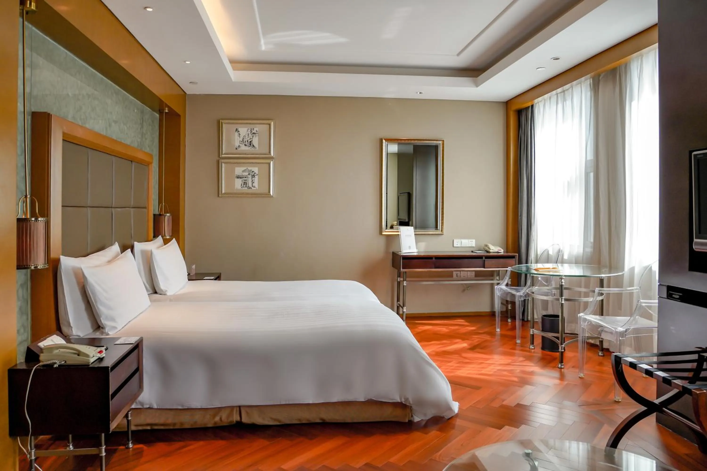 Photo of the whole room, Bed in Sunrise On The Bund