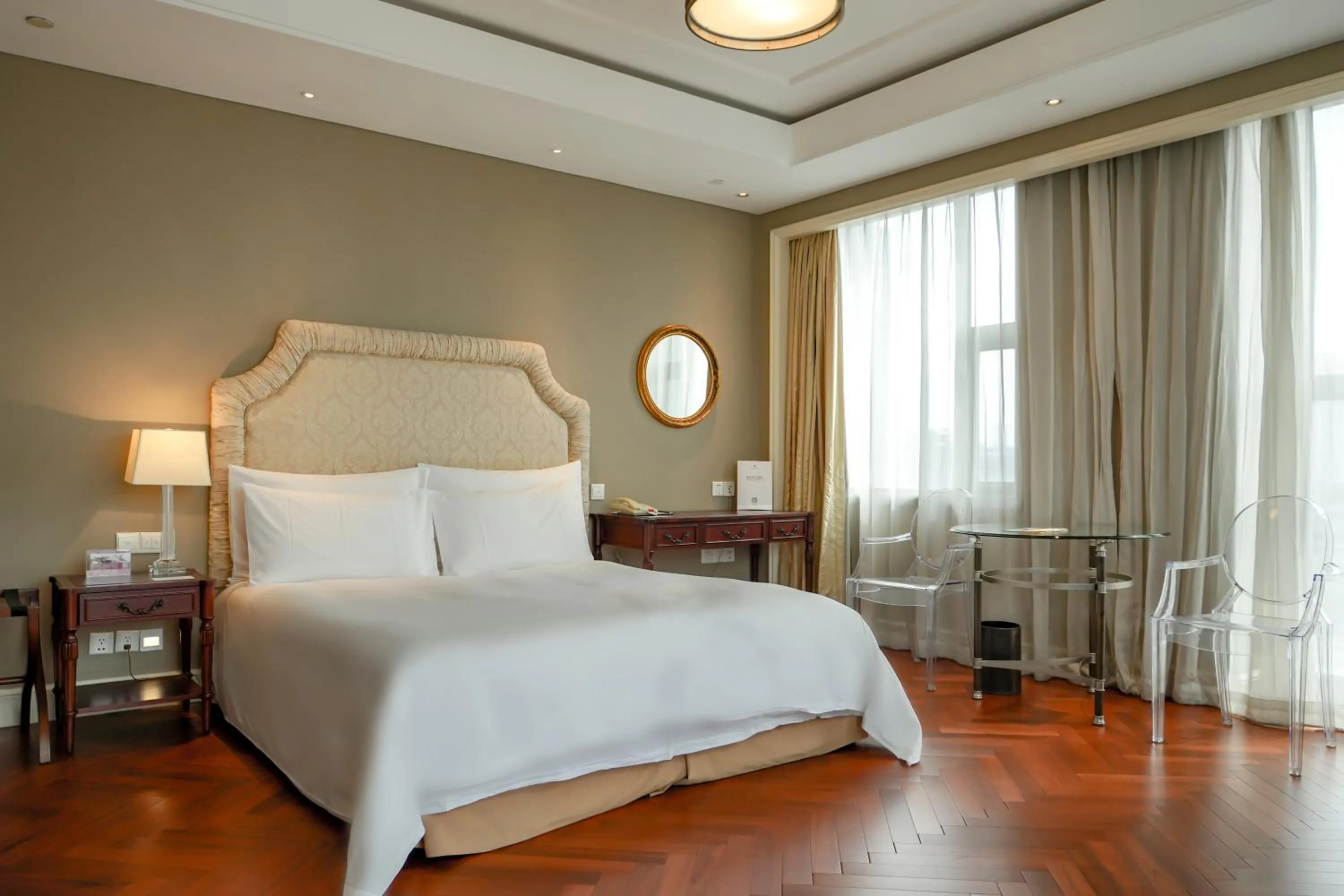 Photo of the whole room, Bed in Sunrise On The Bund