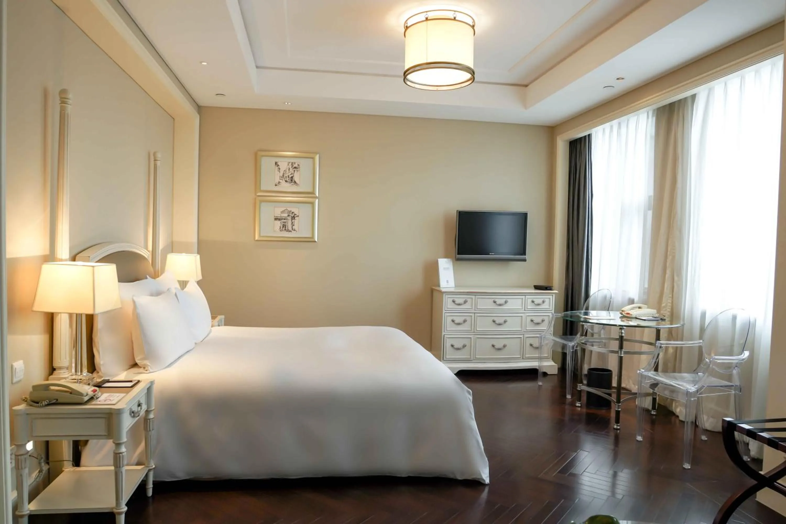 Bed in Sunrise On The Bund