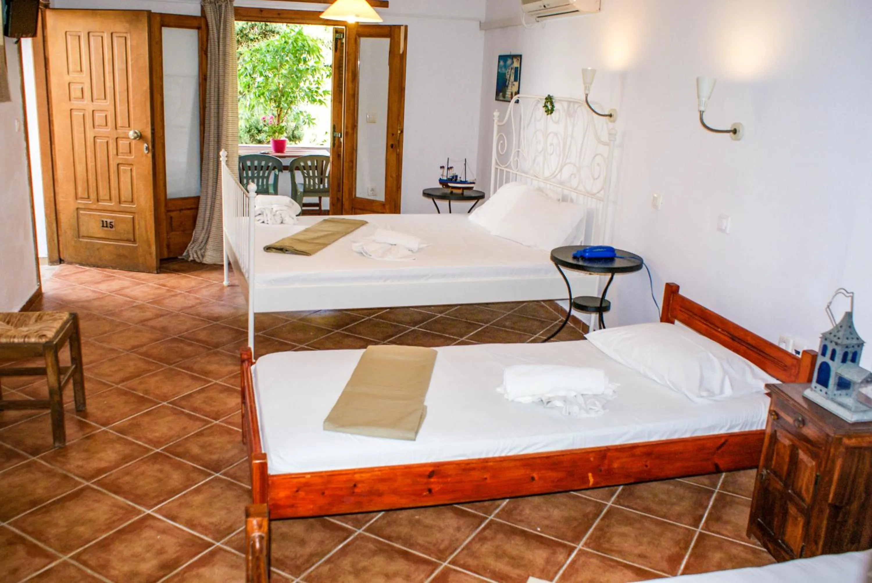 Photo of the whole room, Bed in Amorani Studios