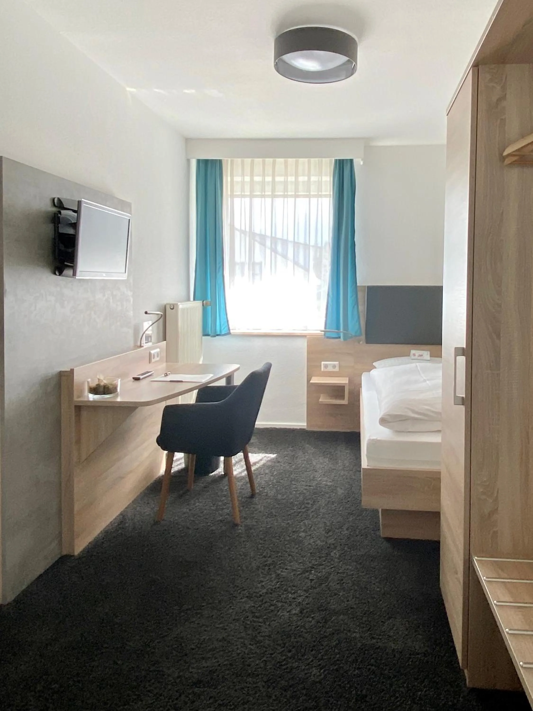 Photo of the whole room, Bed in Hotel zur Sonne