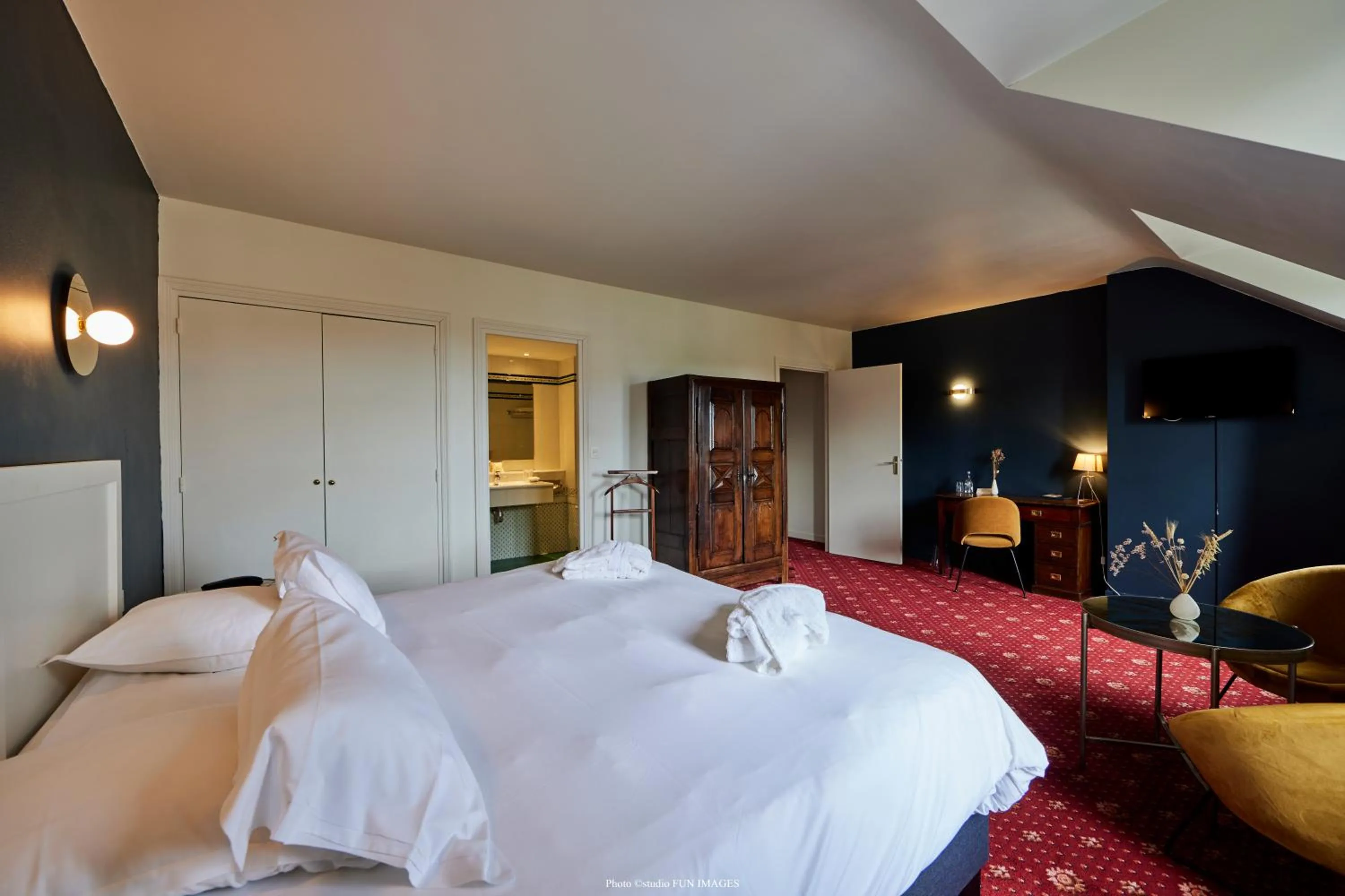 Bedroom, Bed in Auberge Bretonne