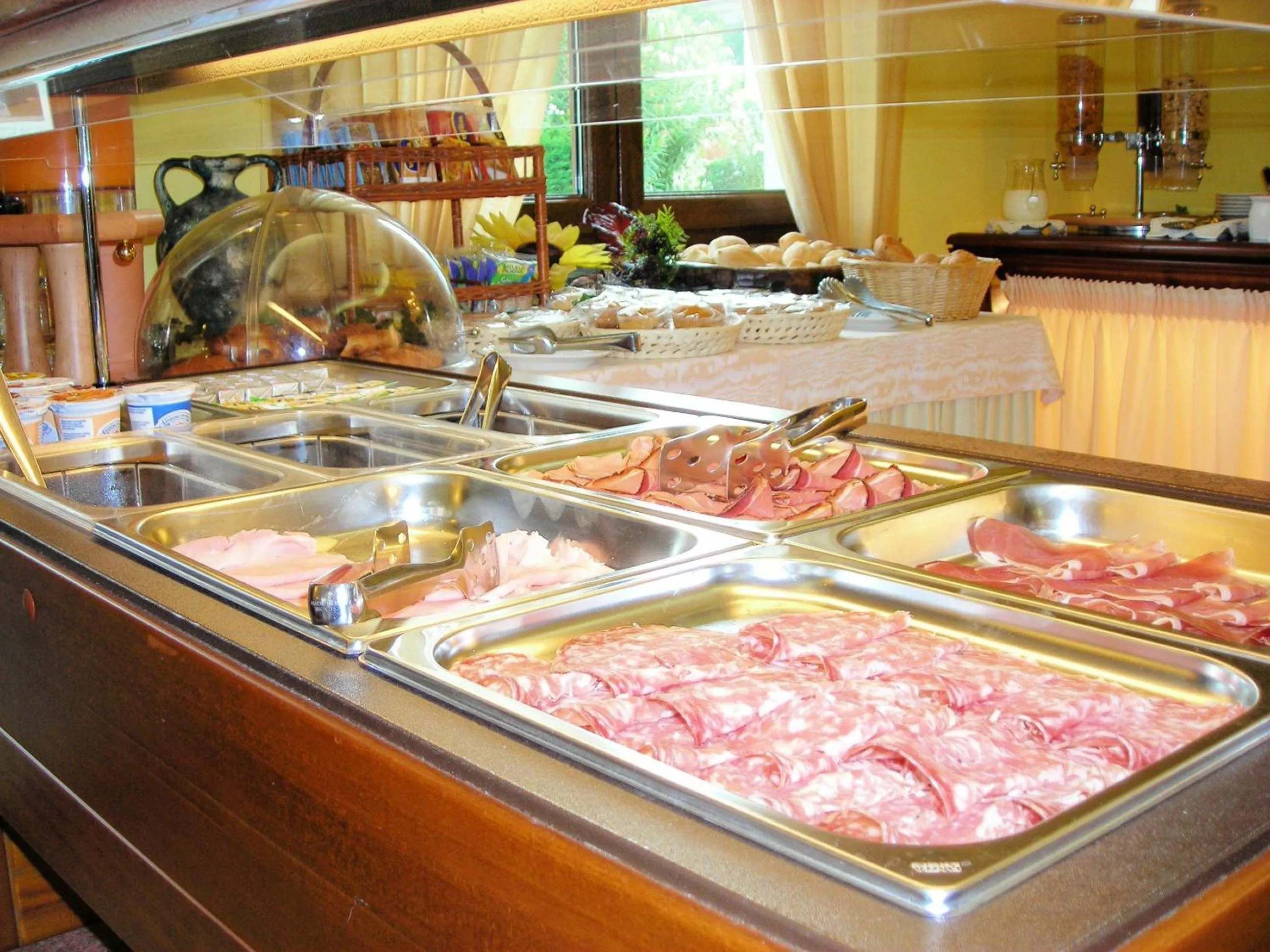 Restaurant/places to eat in Hotel Smeraldo