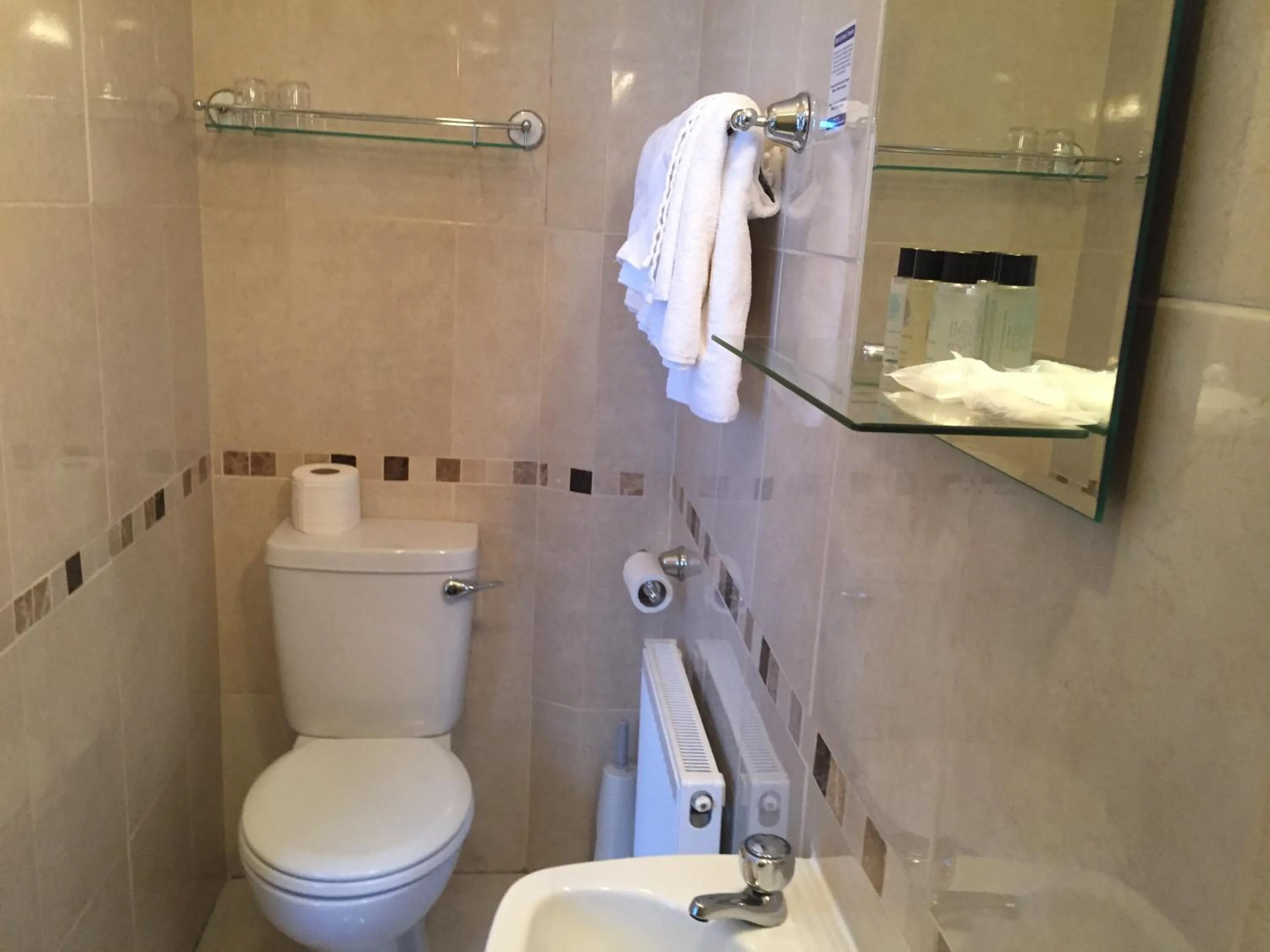 Toilet in Algret House B&B