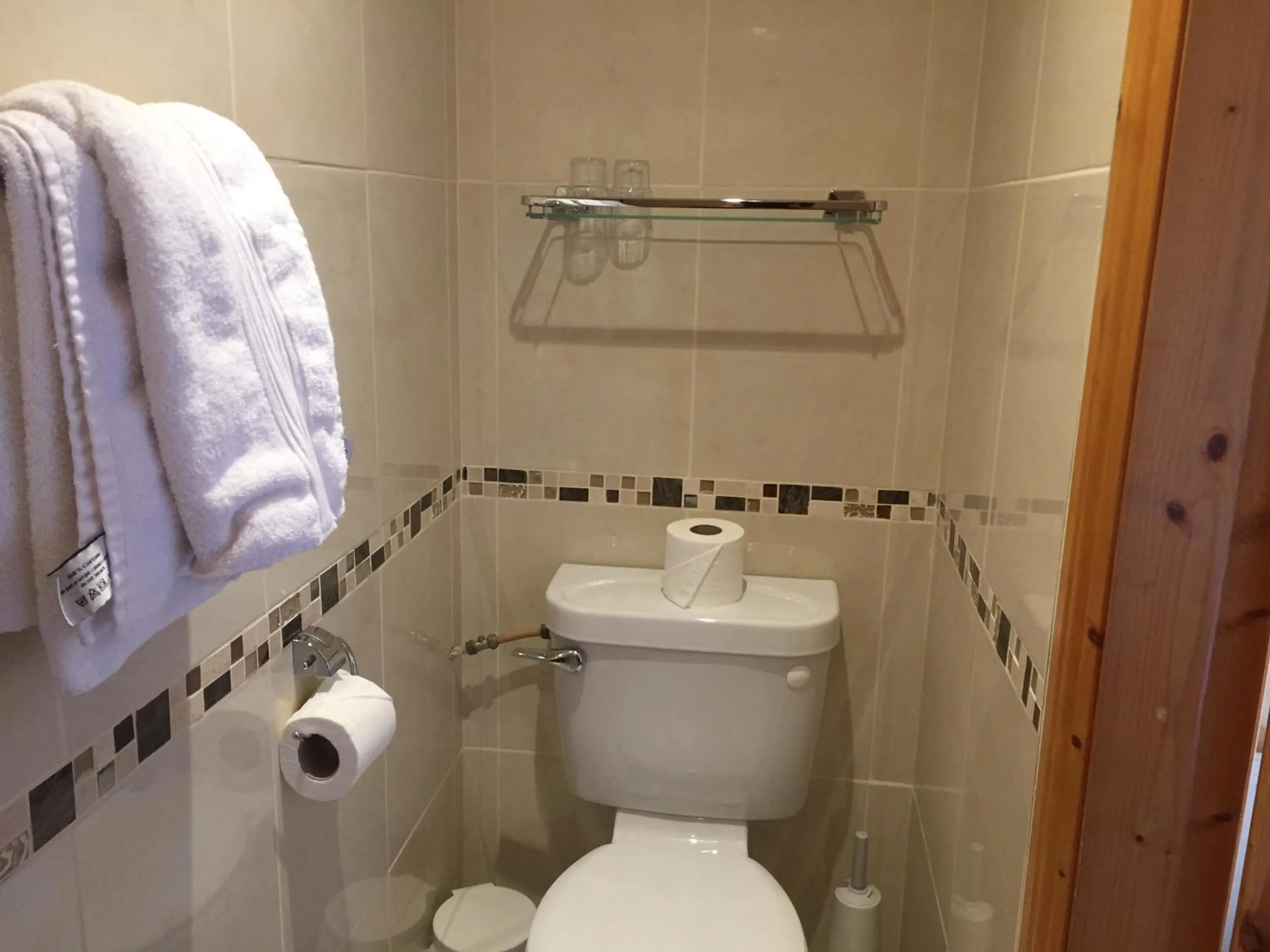 Toilet in Algret House B&B