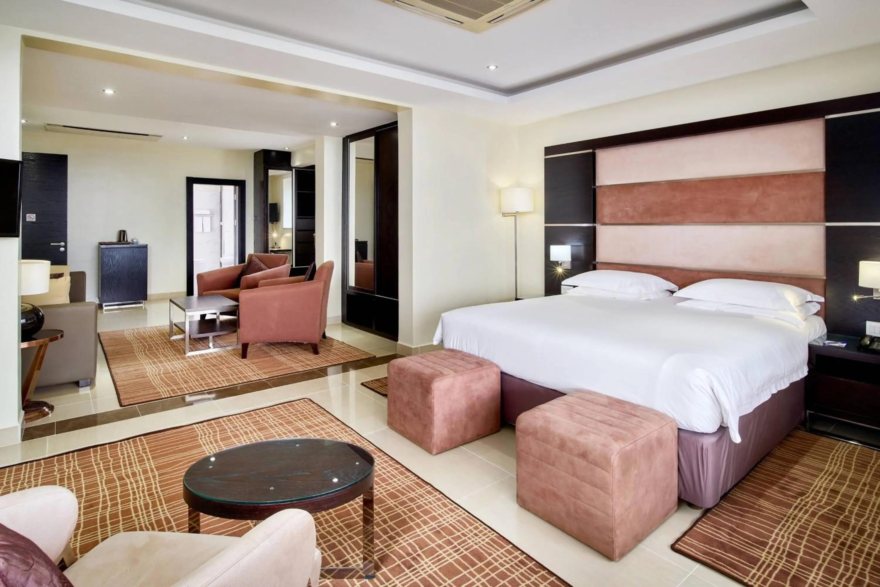 Lounge or bar in Protea Hotel by Marriott Kampala Skyz