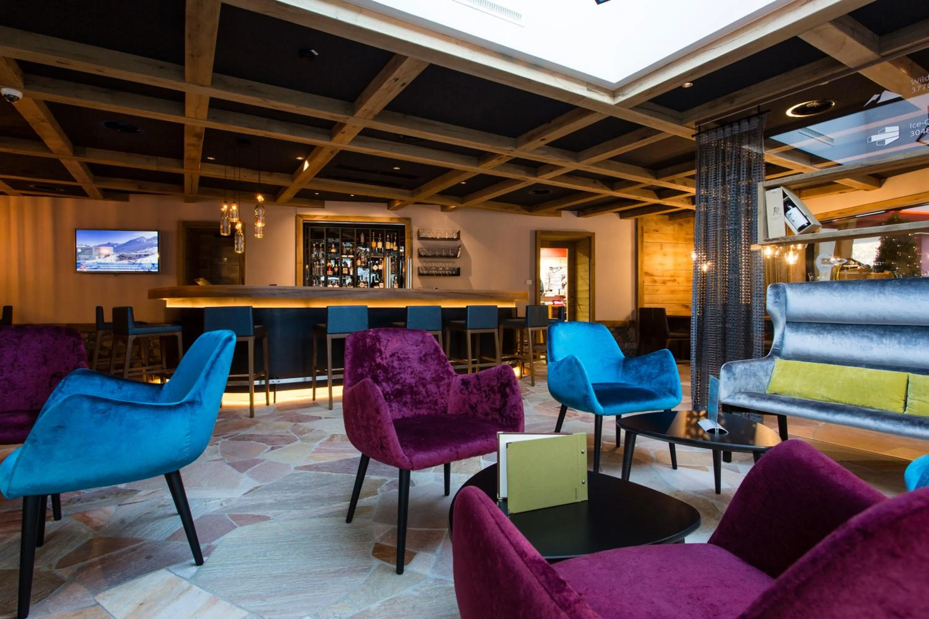 Restaurant/places to eat in stefan Hotel