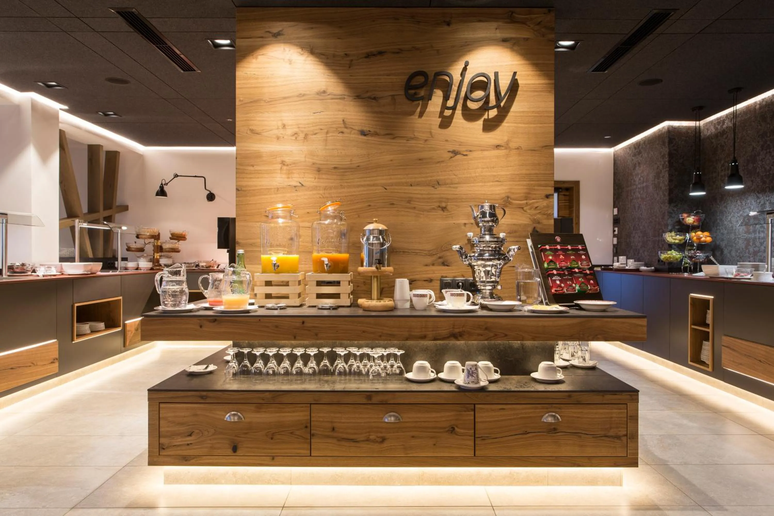 Restaurant/places to eat in stefan Hotel