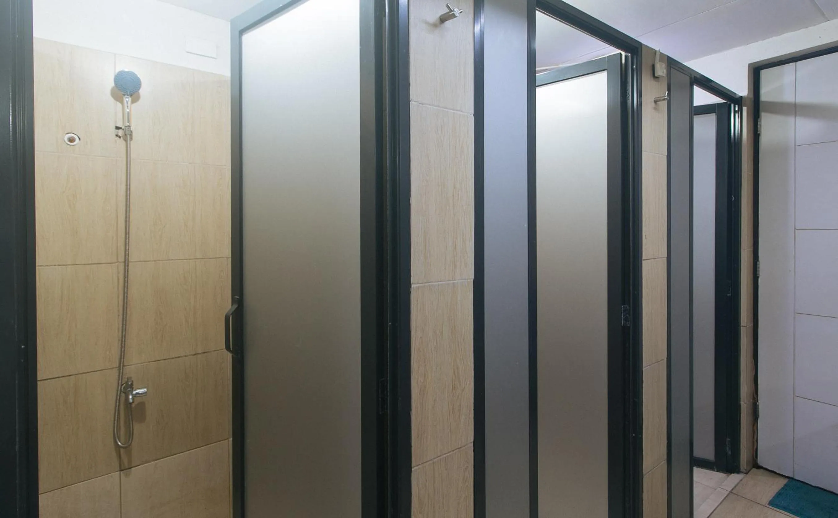 Shower in Metro Deluxe Residences near World Trade Center