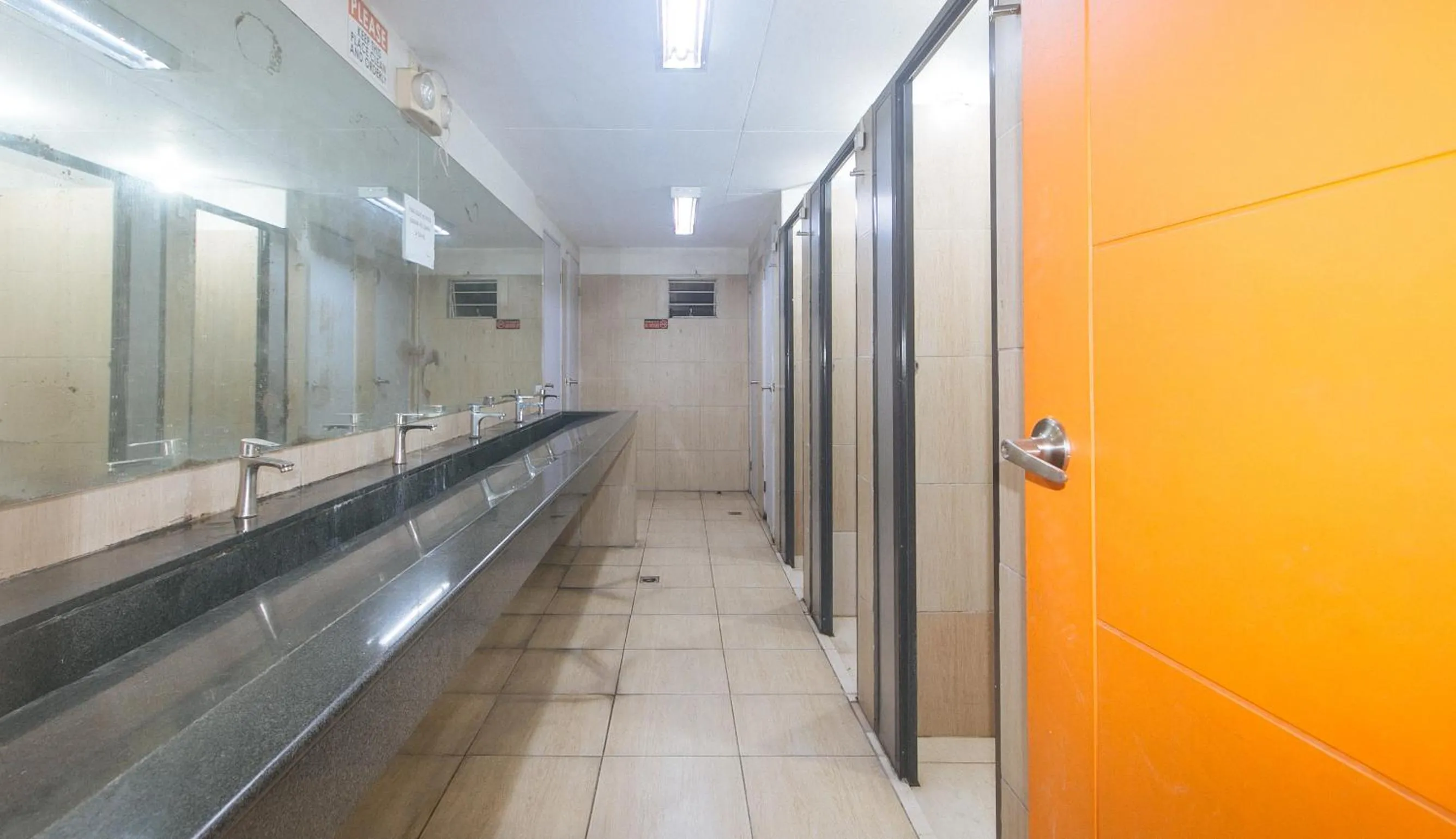 Shower in Metro Deluxe Residences near World Trade Center