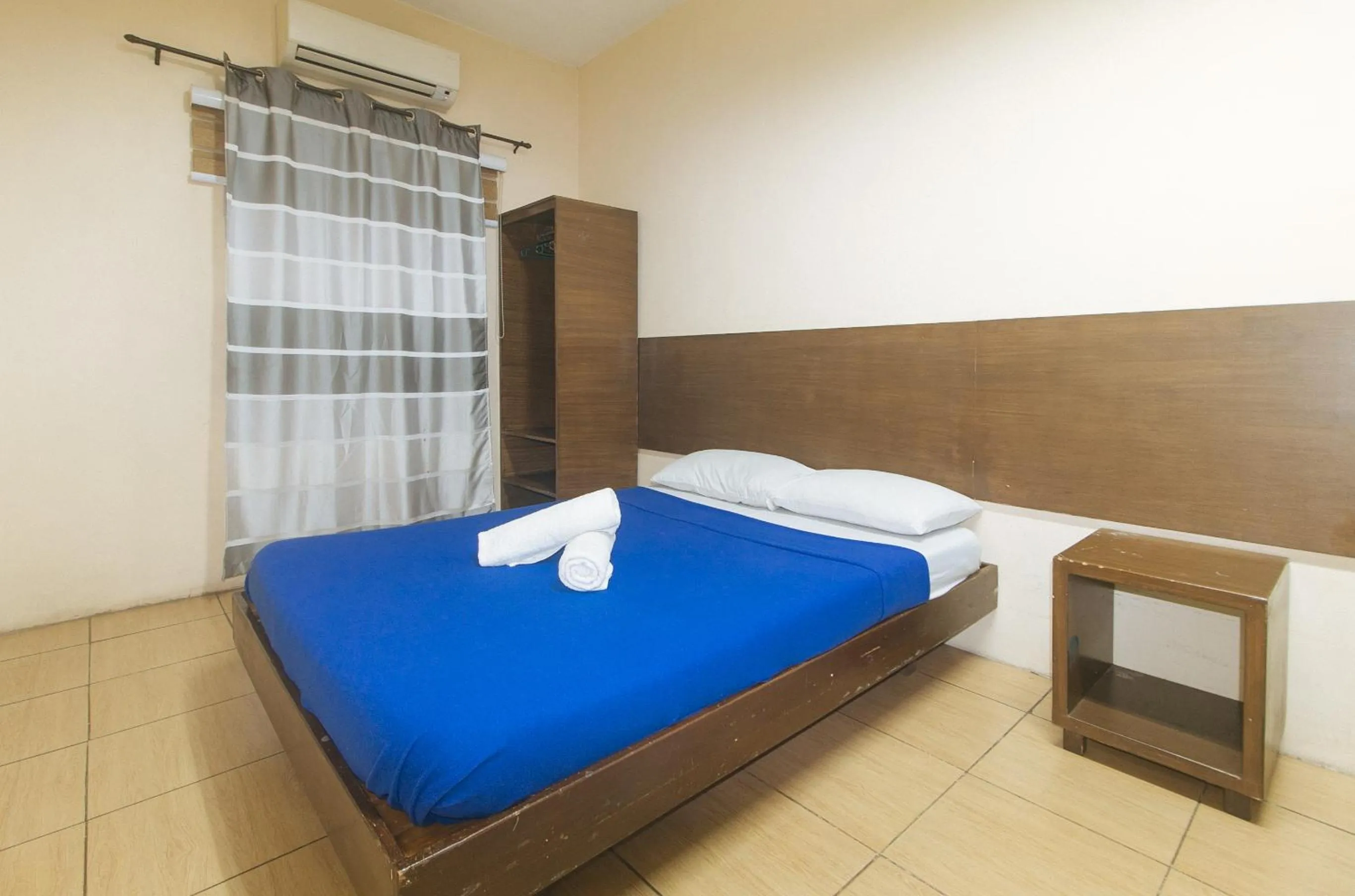 Bed in Metro Deluxe Residences near World Trade Center