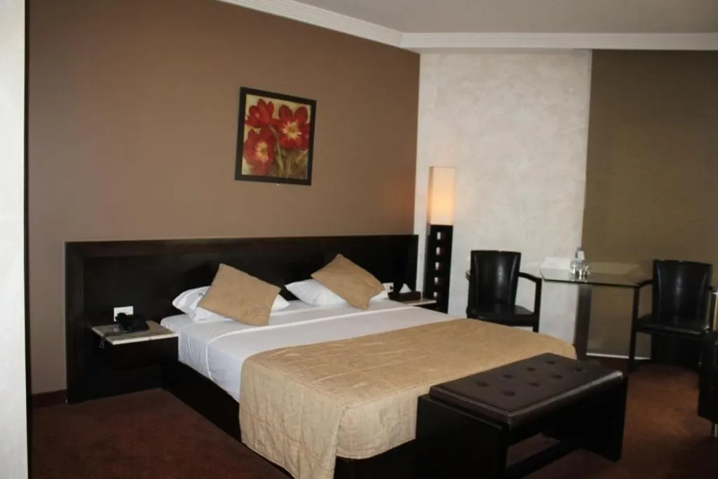 Photo of the whole room, Bed in Sunrise Hotel