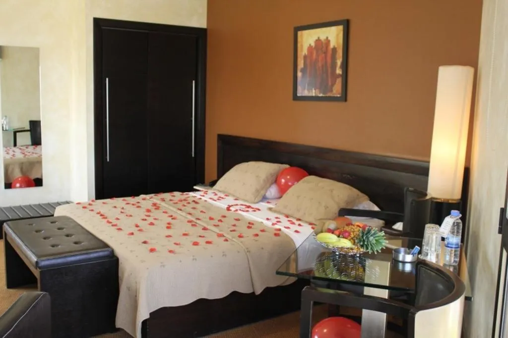 Photo of the whole room, Bed in Sunrise Hotel