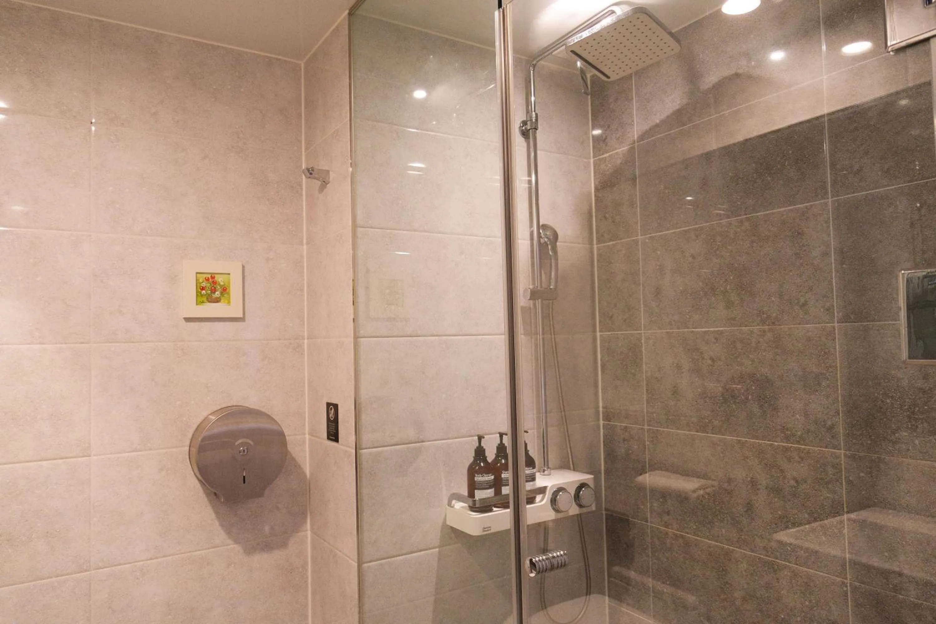 Bathroom in Jongno Lumia Tourist Hotel