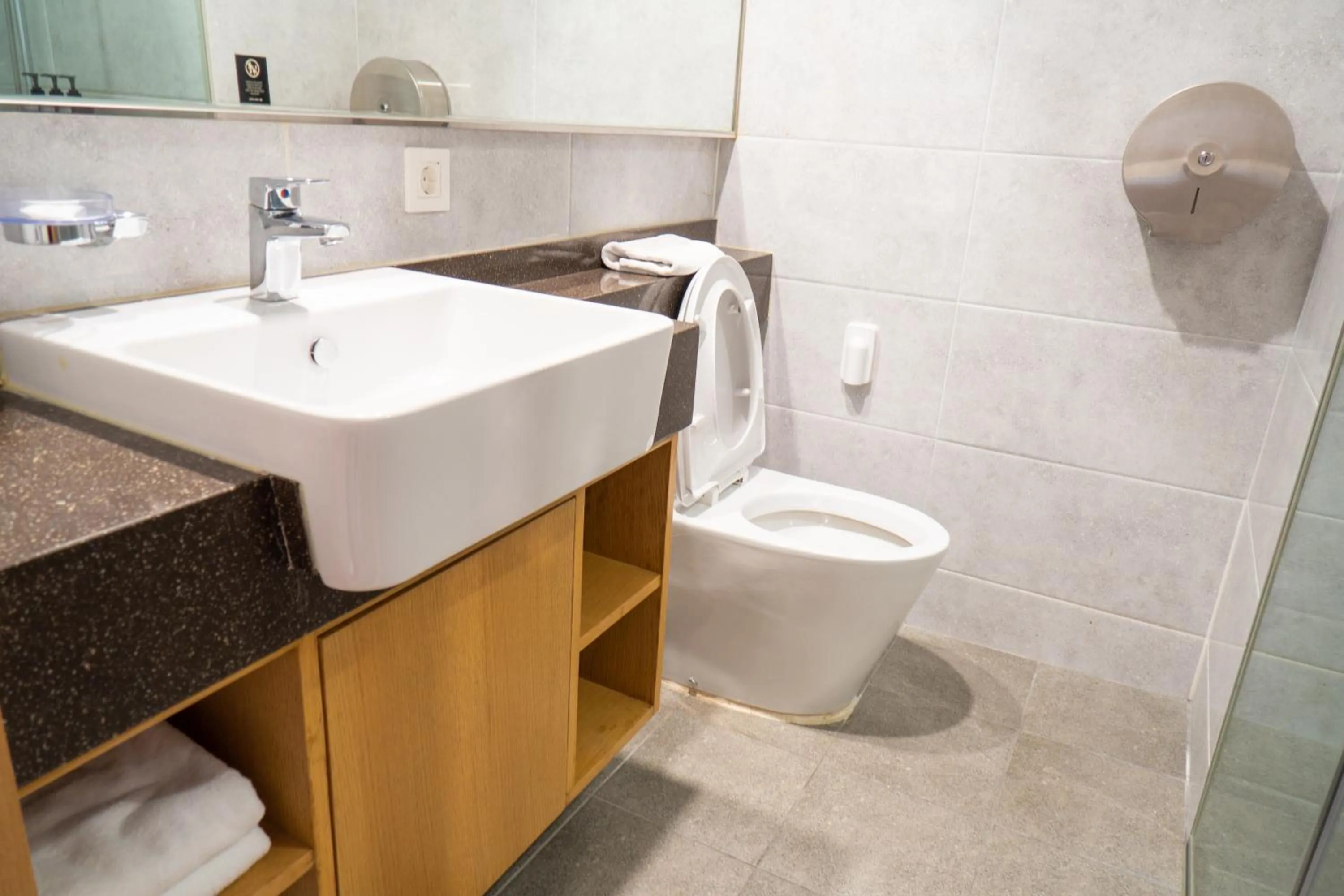 Bathroom in Jongno Lumia Tourist Hotel