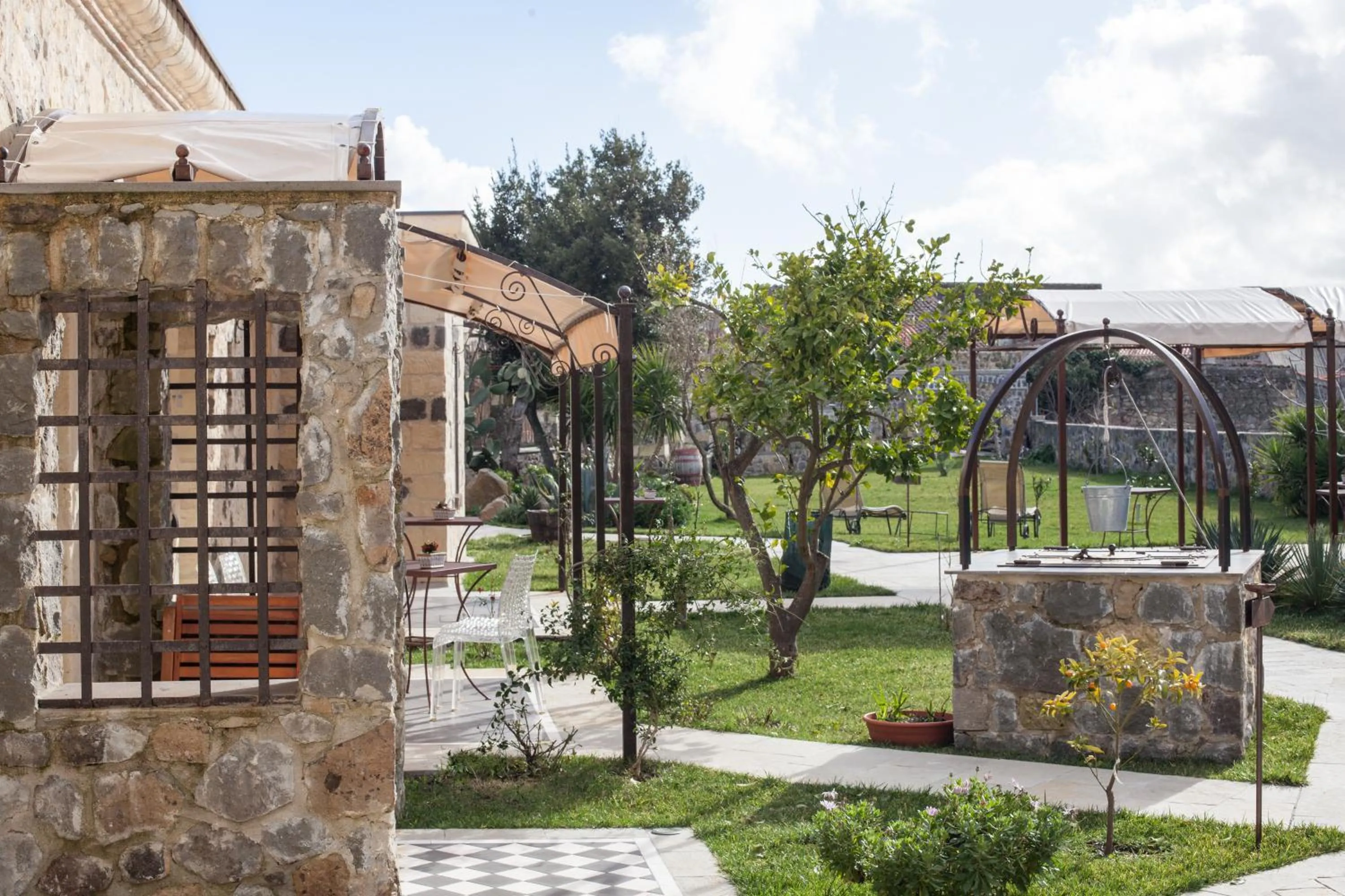 Patio in Hotel Maison Tresnuraghes