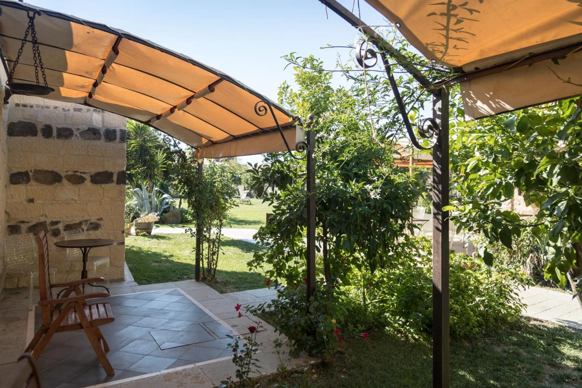 Patio in Hotel Maison Tresnuraghes