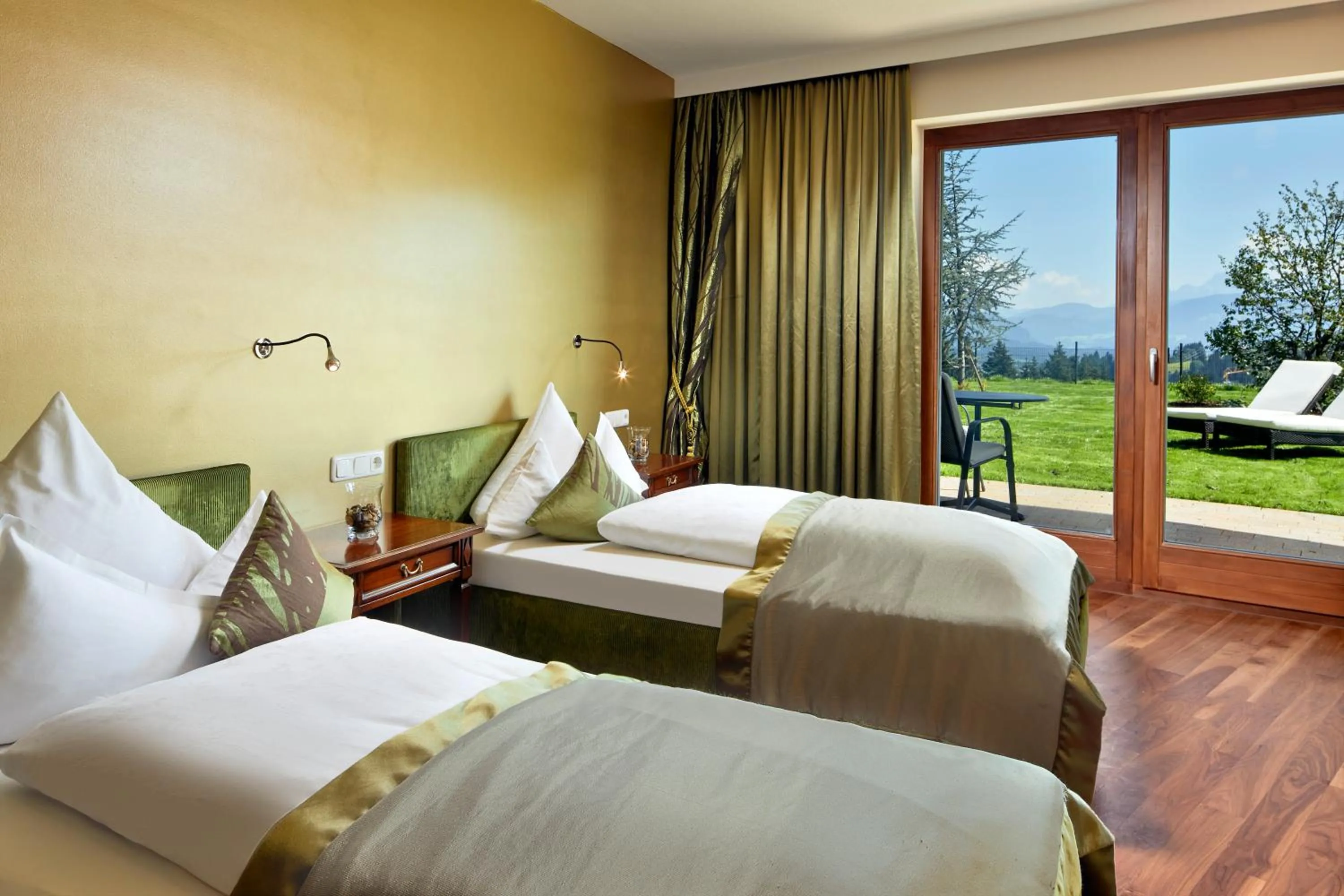 Photo of the whole room, Bed in Kaiserhof Superior