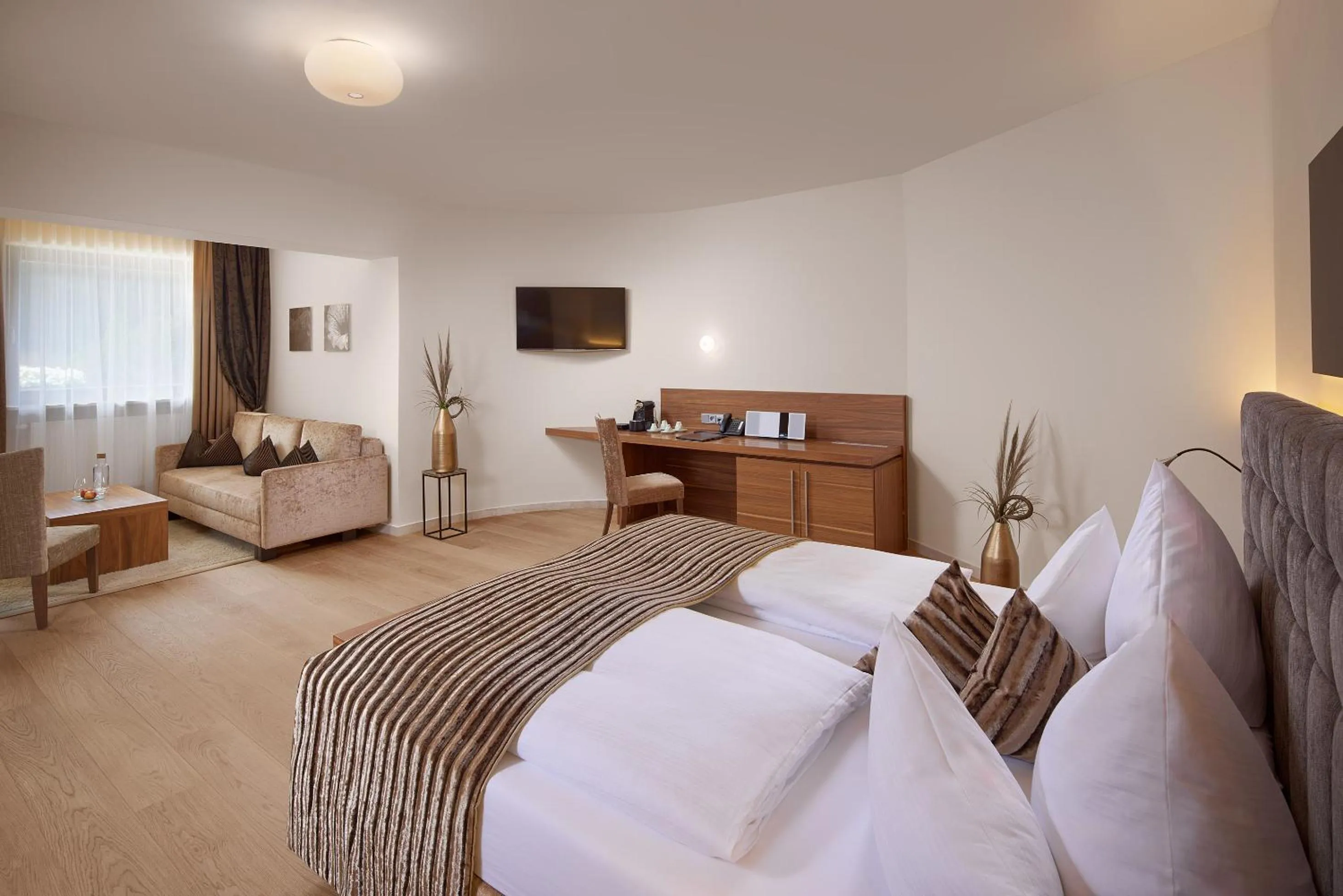 Photo of the whole room, Bed in Kaiserhof Superior