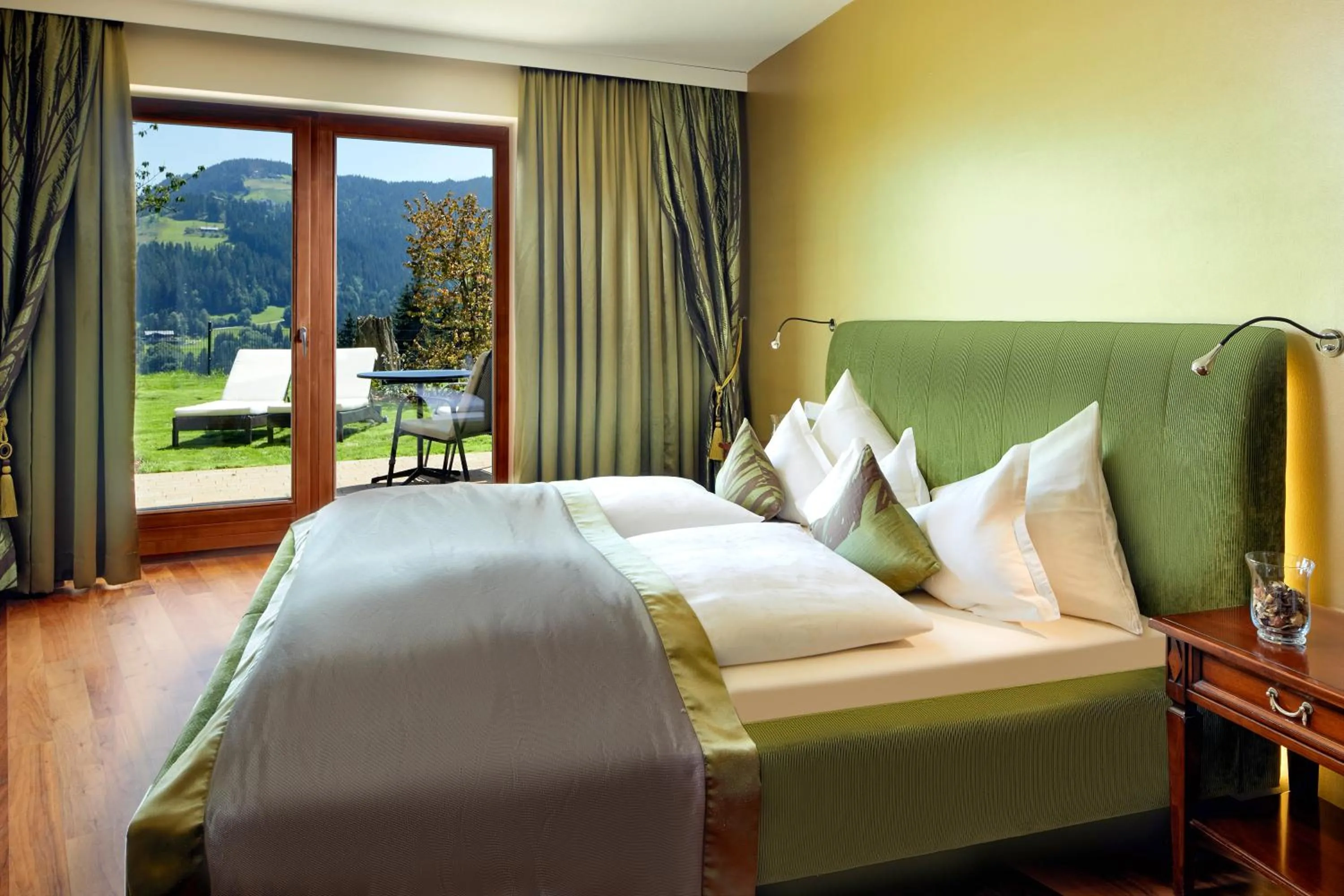 Photo of the whole room, Bed in Kaiserhof Superior