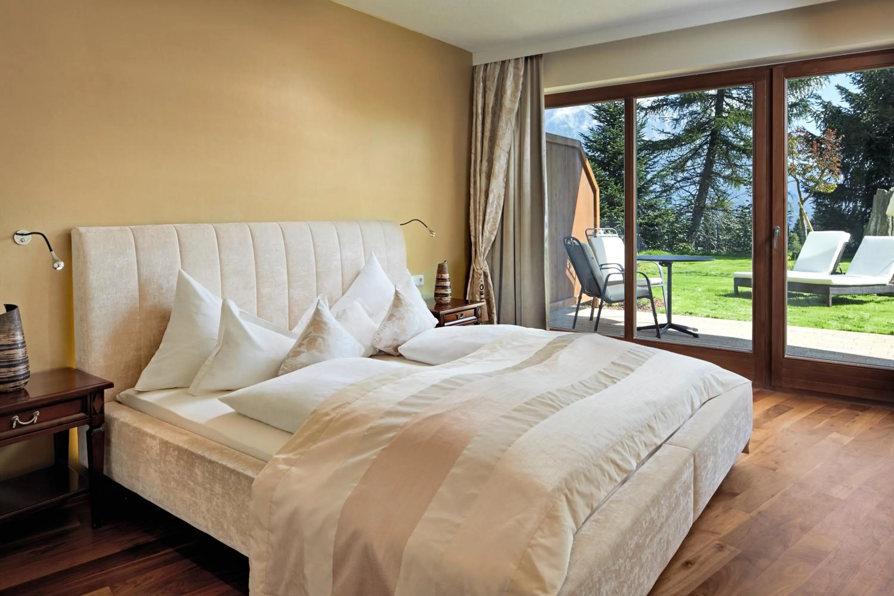 Photo of the whole room, Bed in Kaiserhof Superior